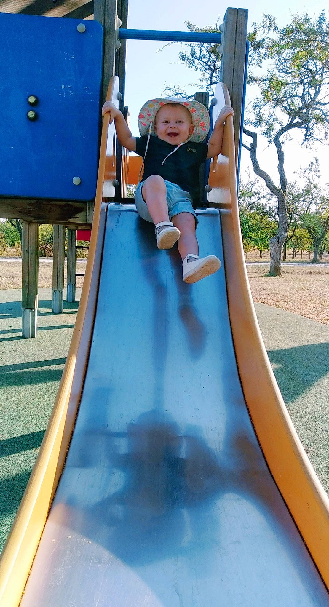 Rose a rejoint le concours — aidez-le/la à gagner de superbes lots ! child, chute, city, fun, human_settlement, joy, leisure, outdoor_play_equipment, person, play, playground, playground_slide, public_space, recreation, toddler, vacation