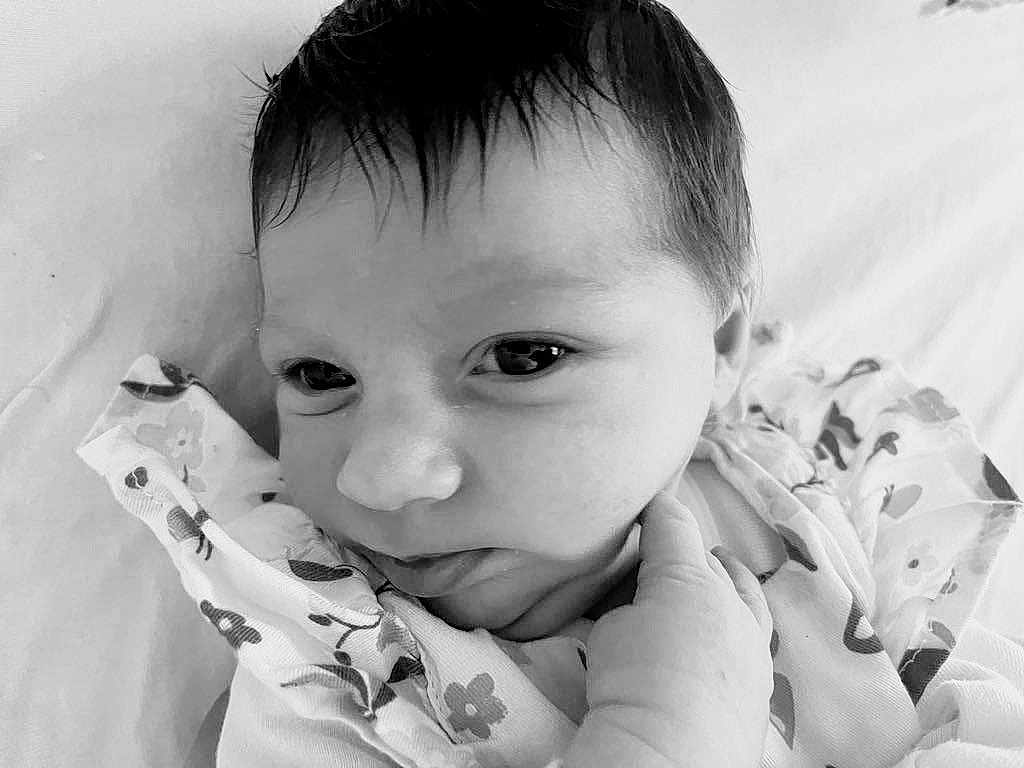 Letty participe au concours pour gagner de l'argent avec cette photo : baby, newborn, infant, face, hand, blanket, floral, expression, portrait, closeup, sleepy, soft, cute, child, monochrome, black_and_white, resting, indoors, person, newborn_clothing