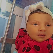 Letty a rejoint le concours — aidez-le/la à gagner de superbes lots ! baby, infant, child, headband, bow, red_clothing, polka_dots, crib, hospital_bassinet, face, eyes, skin, newborn, portrait, cute, indoor, person, sleepwear, blanket, resting