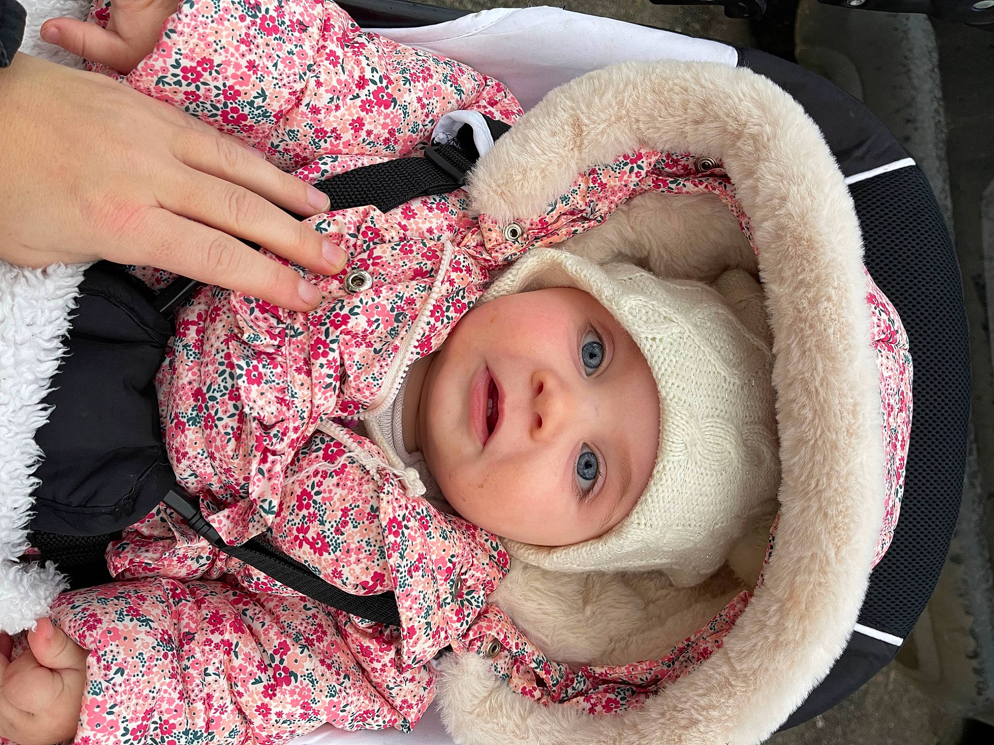 Romy a rejoint le concours — aidez-le/la à gagner de superbes lots ! baby, baby_toddler_clothing, cheek, child, comfort, eye, eyelash, gesture, happy, head, headgear, headwear, iris, linens, lip, nose, person, pink, skin, sleeve
