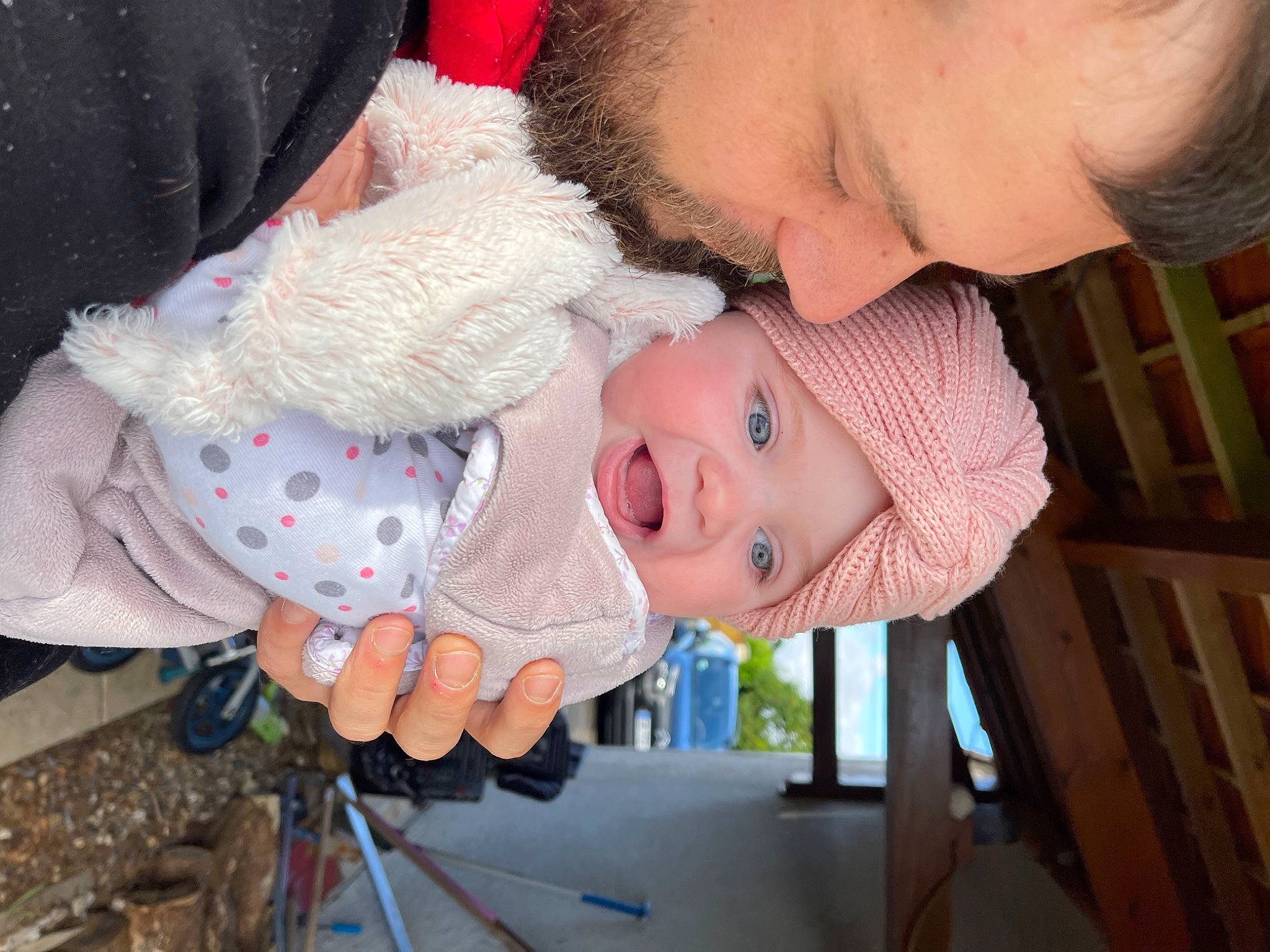 Romy a rejoint le concours — aidez-le/la à gagner de superbes lots ! baby, baby_products, baby_toddler_clothing, cheek, child, comfort, event, fun, gesture, happy, headwear, lap, person, smile, thumb, toddler, wrinkle