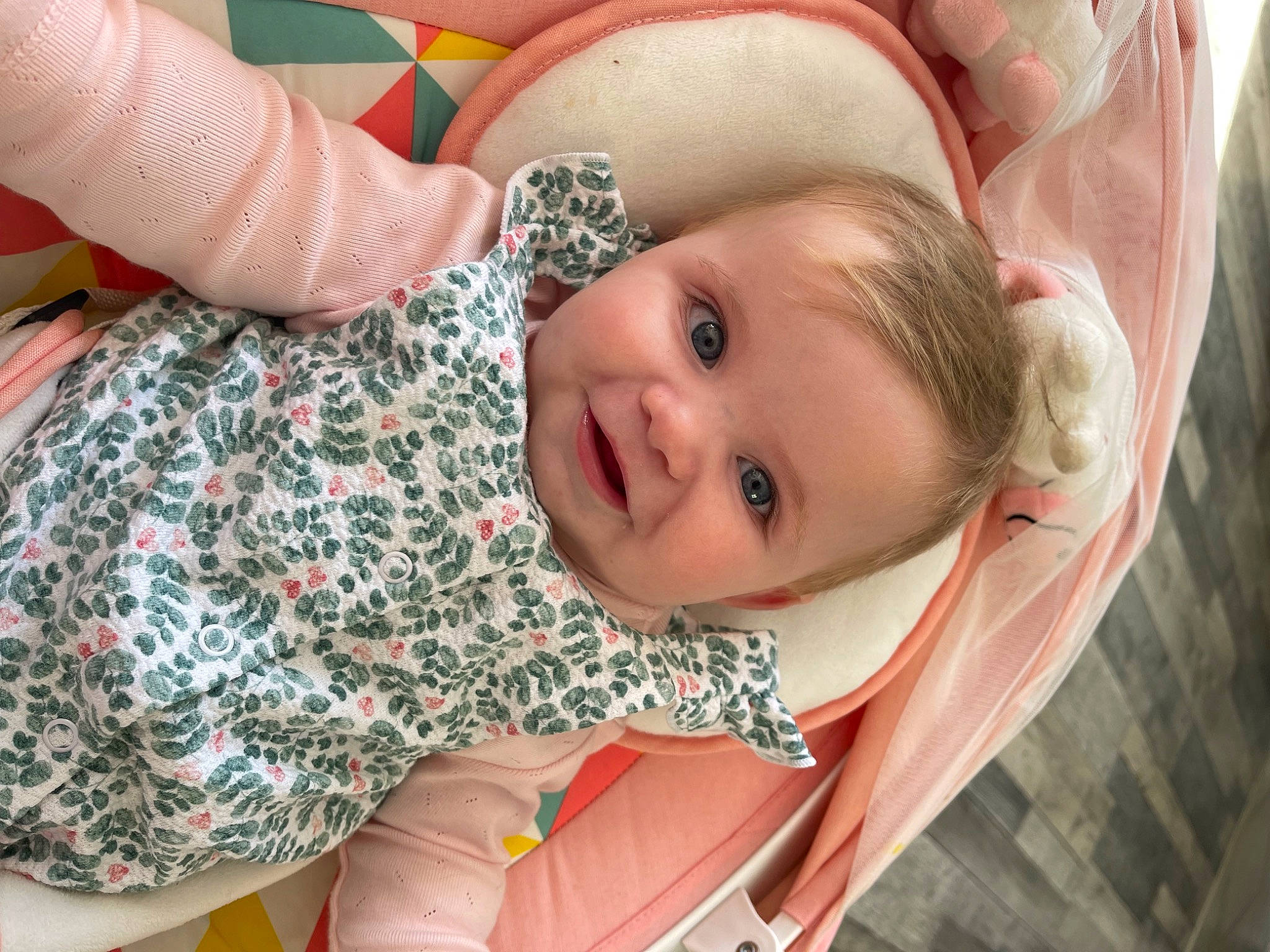 Romy a rejoint le concours — aidez-le/la à gagner de superbes lots ! baby, baby_products, baby_toddler_clothing, cheek, child, comfort, eye, eyelash, finger, grass, happy, iris, lip, mouth, nose, person, pink, skin, smile, textile