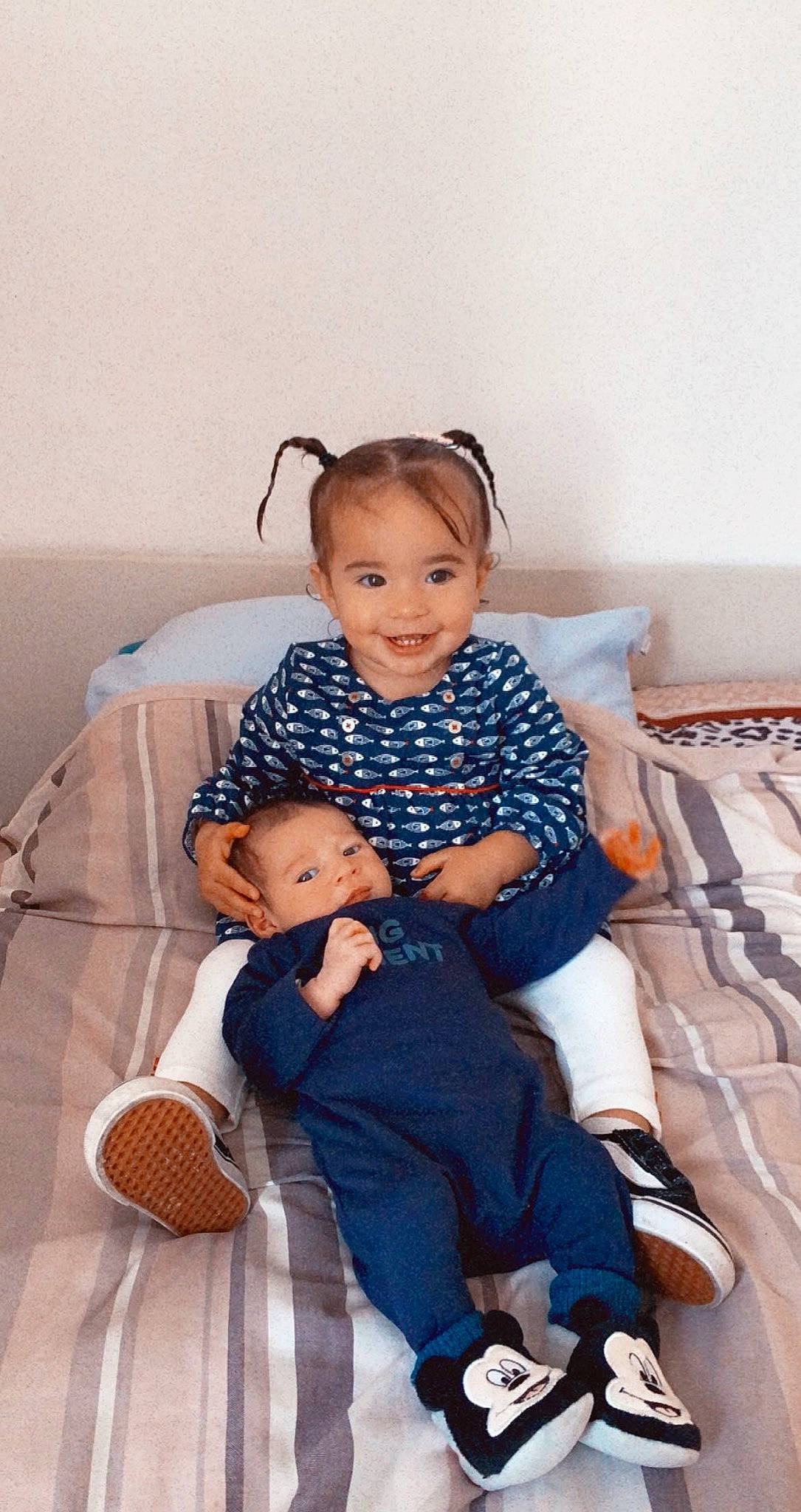 Nellya a rejoint le concours — aidez-le/la à gagner de superbes lots ! arm, baby, baby_toddler_clothing, ball, child, comfort, couch, eye, face, floor, fun, happy, joy, lap, living_room, person, product, skin, smile, sock