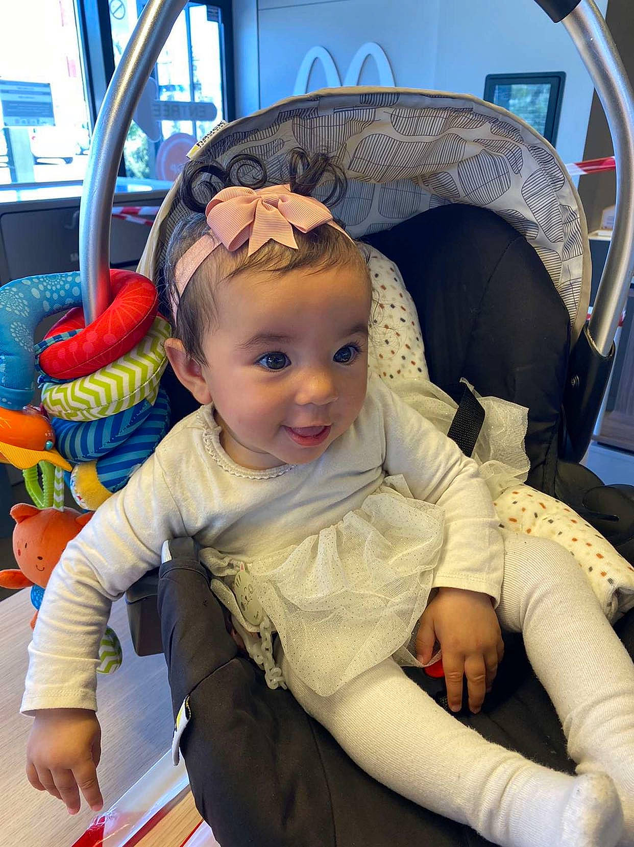 Nellya a rejoint le concours — aidez-le/la à gagner de superbes lots ! baby, baby_toddler_clothing, blond, cheek, child, comfort, eye, fun, hairstyle, happy, lap, leisure, mammal, mouth, person, product, sitting, skin, smile, toddler