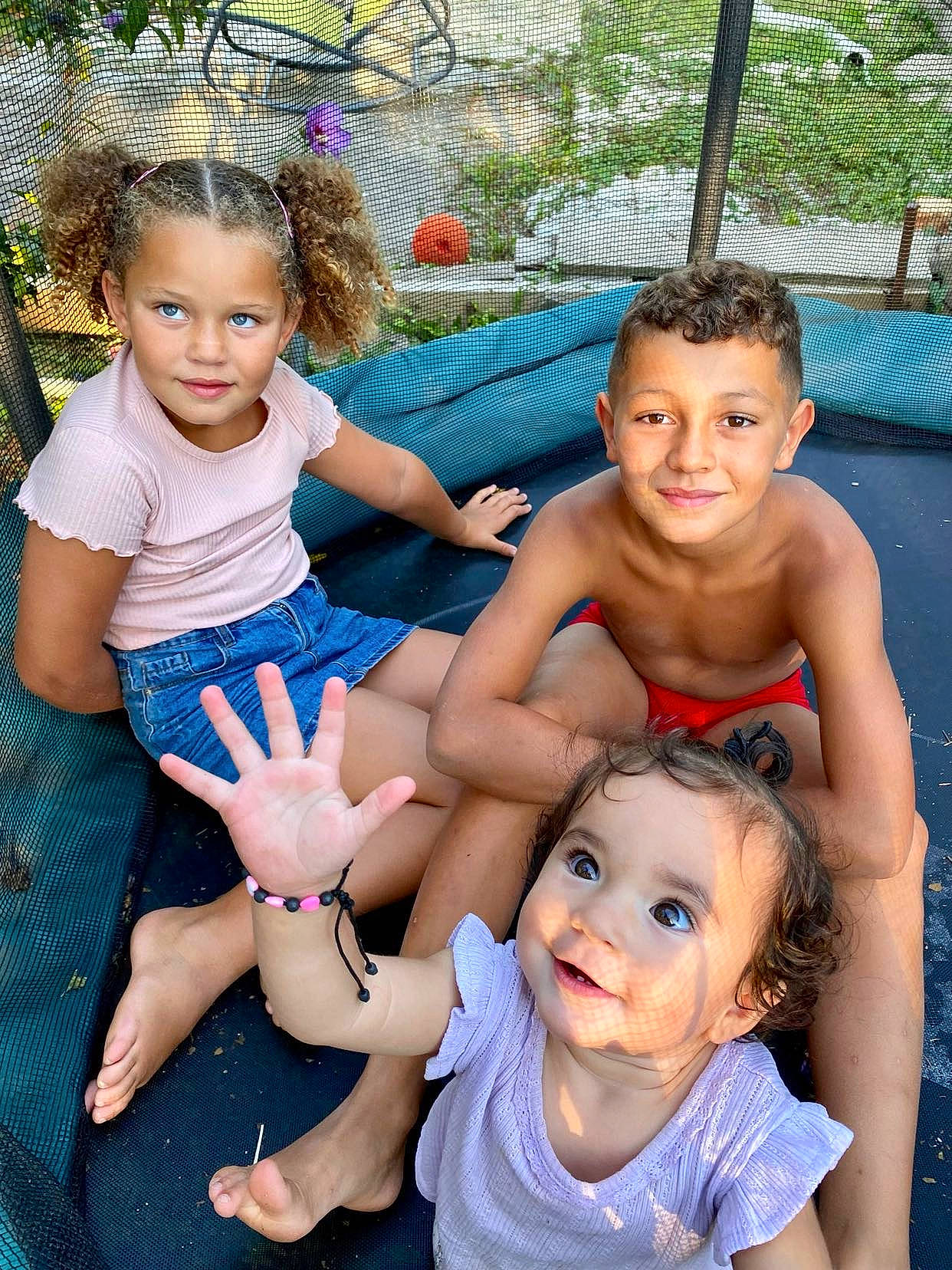 Nellya a rejoint le concours — aidez-le/la à gagner de superbes lots ! baby_toddler_clothing, blue, clothing, eye, face, facial_expression, finger, hair, hairstyle, hand, happy, head, human, human_body, joy, leg, leisure, organ, person, skin