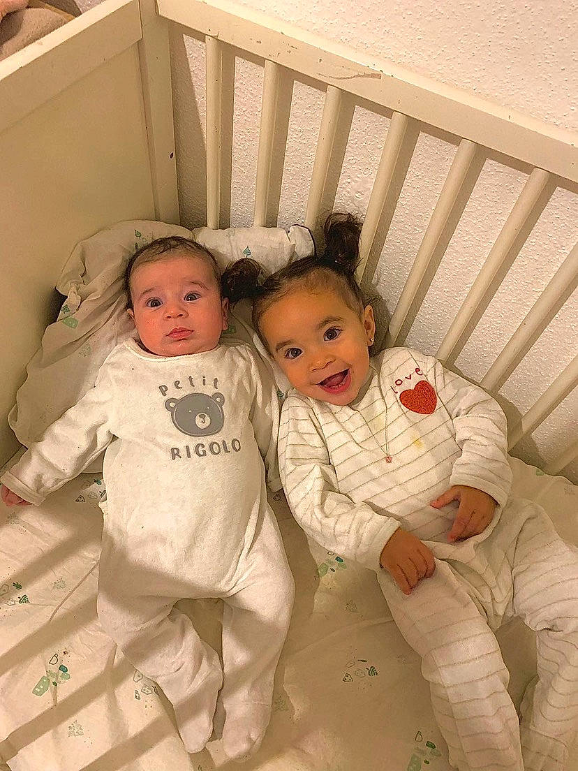 Nellya participe au concours pour gagner de l'argent avec cette photo : baby, baby_toddler_clothing, bedding, child, comfort, couch, event, facial_expression, flooring, fun, gesture, happy, joy, linens, person, sitting, skin, sleeve, smile, textile