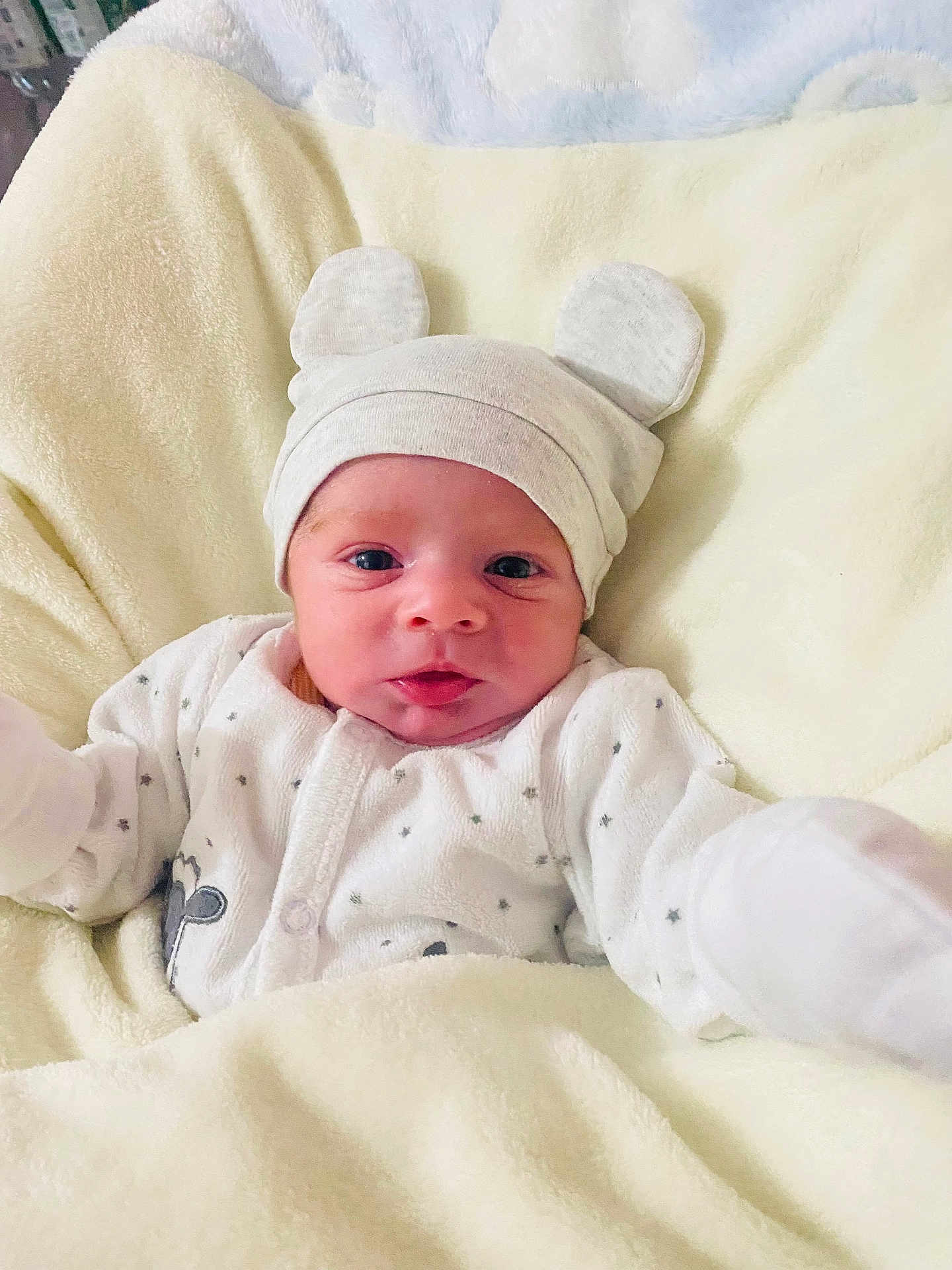 Evan participe au concours pour gagner de l'argent avec cette photo : baby, infant, hat, bear_ears, blanket, white_clothing, cozy, soft_texture, cute, newborn, lying_down, portrait, indoors, child, small_arms, expression, face, cute_hat, warm, comfort