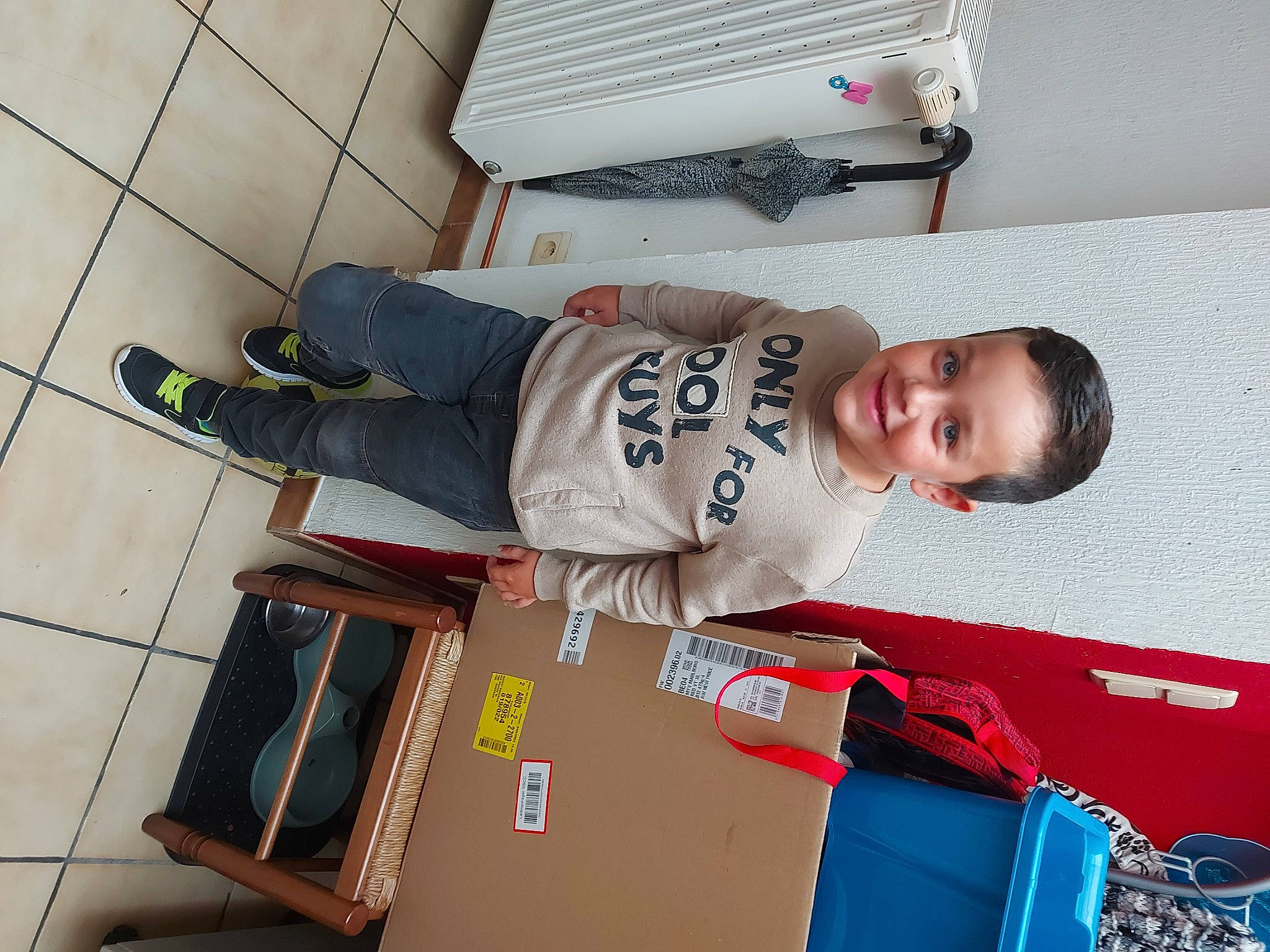 Sylvianno participe au concours pour gagner de l'argent avec cette photo : baby_toddler_clothing, carmine, child, comfort, flooring, hardwood, human_leg, joy, outdoor_shoe, pattern, person, room, sleeve, smile, t_shirt, tile_flooring, toddler, travel, walking_shoe