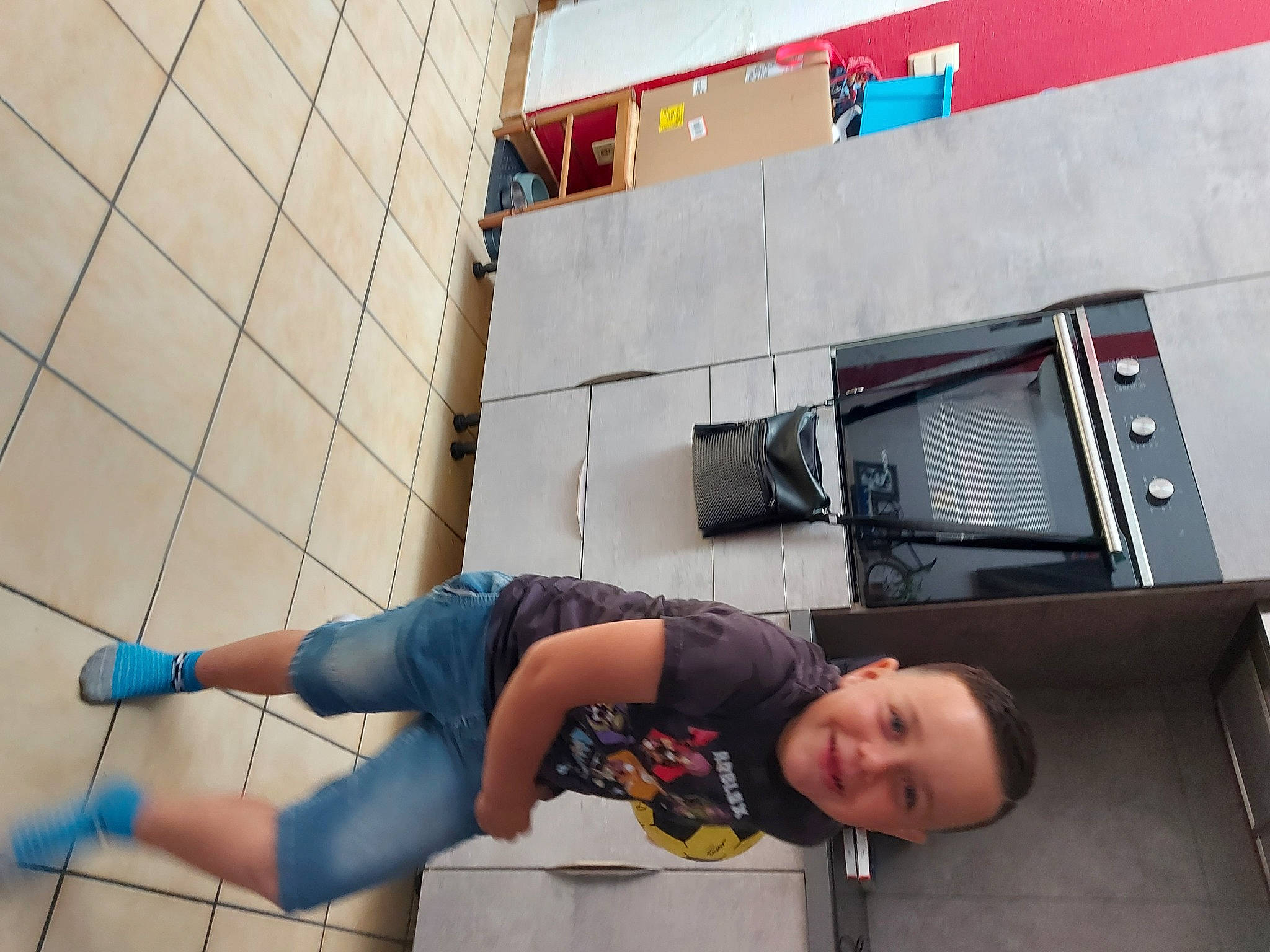 Sylvianno a rejoint le concours — aidez-le/la à gagner de superbes lots ! arm, audio_equipment, automotive_design, child, display_device, flooring, fun, gadget, hand, home_appliance, human_leg, joint, joy, knee, leg, machine, person, shorts, sneakers, t_shirt