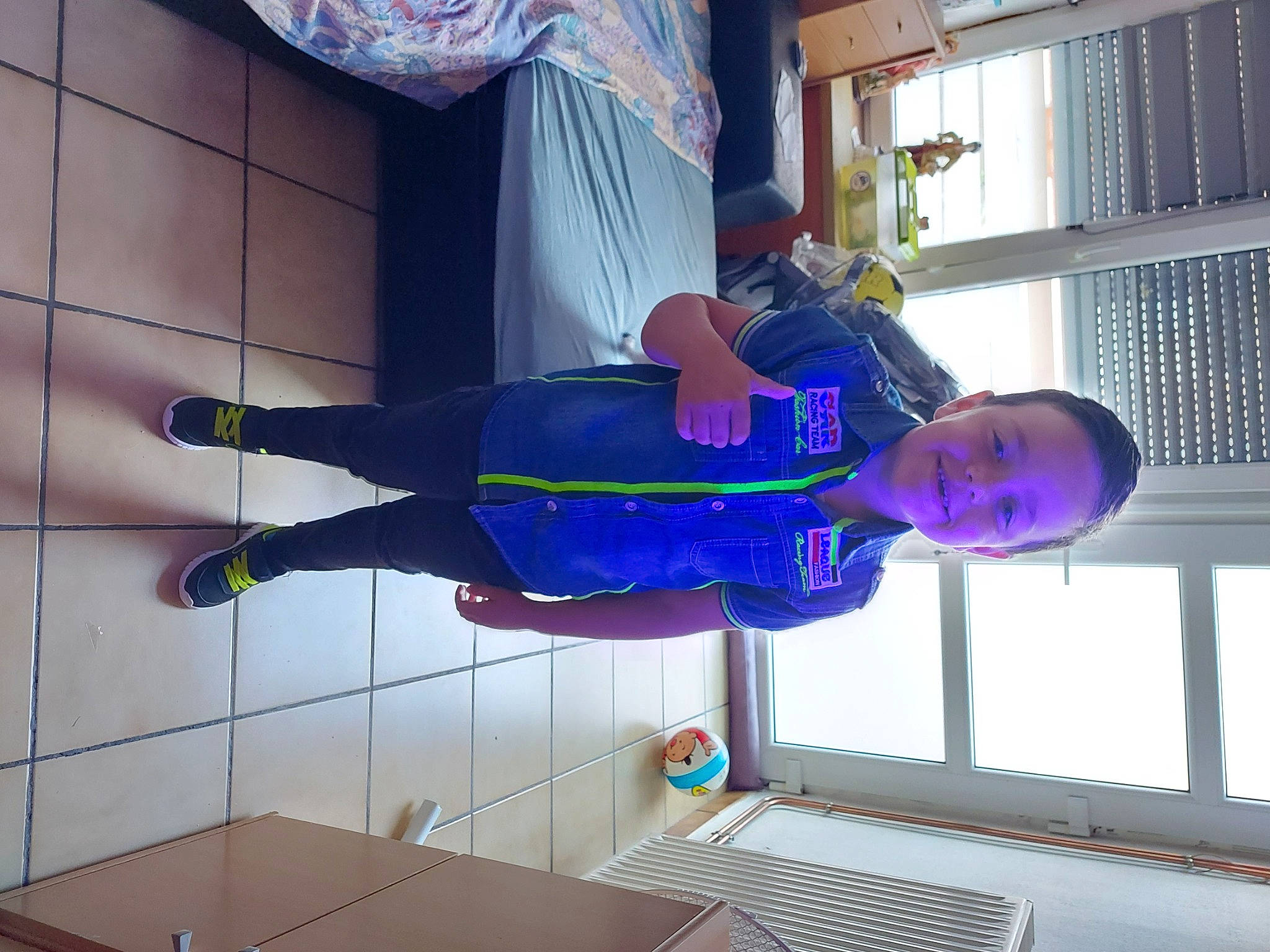 Sylvianno participe au concours pour gagner de l'argent avec cette photo : balance, cleanliness, elbow, electric_blue, flooring, fun, human_leg, joy, knee, magenta, person, purple, red, room, smile, sportswear, walking_shoe, wrist