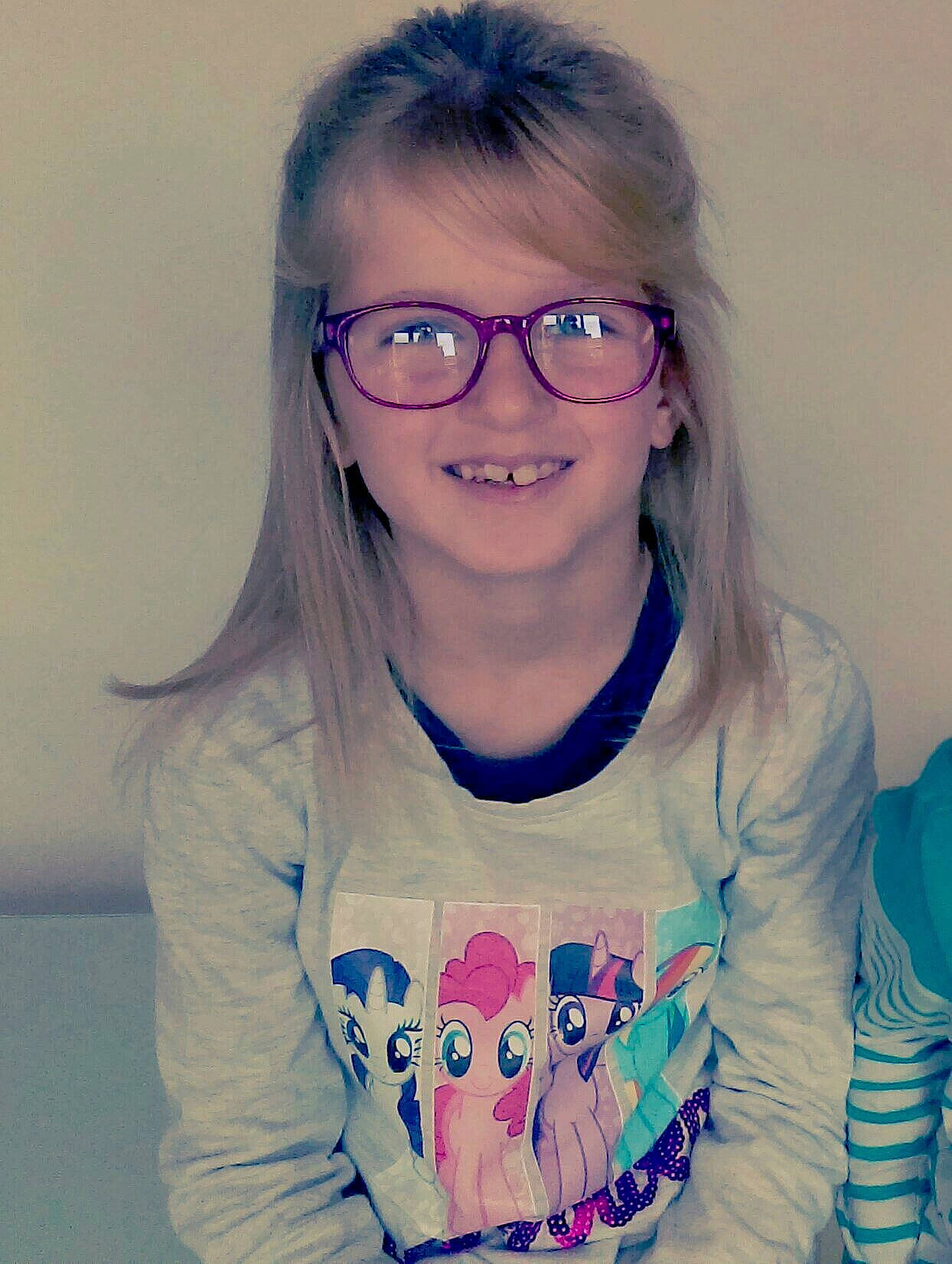 Flavie a rejoint le concours — aidez-le/la à gagner de superbes lots ! blond, blue, cheek, chin, cool, eye, eyewear, face, facial_expression, forehead, girl, glasses, hair, hairstyle, head, human_hair_color, joy, person, pink, purple