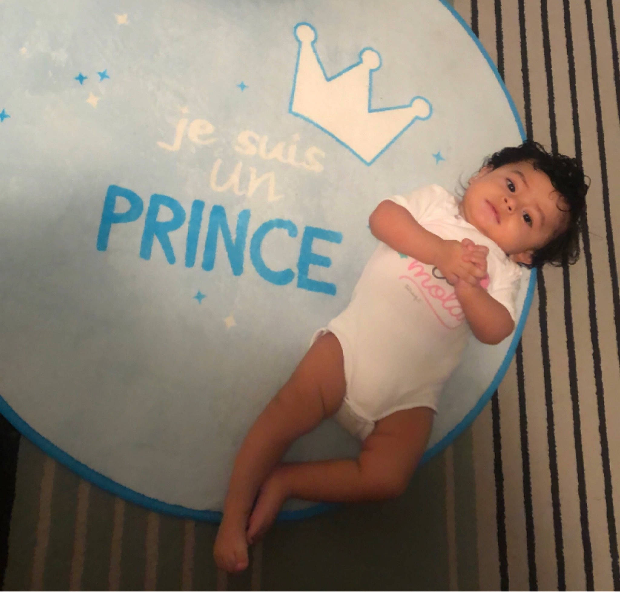 Antonio participe au concours pour gagner de l'argent avec cette photo : baby, baby_toddler_clothing, barefoot, elbow, electric_blue, finger, flash_photography, foot, fun, happy, human_leg, knee, leg, leisure, pattern, person, skin, stomach, t_shirt, thigh