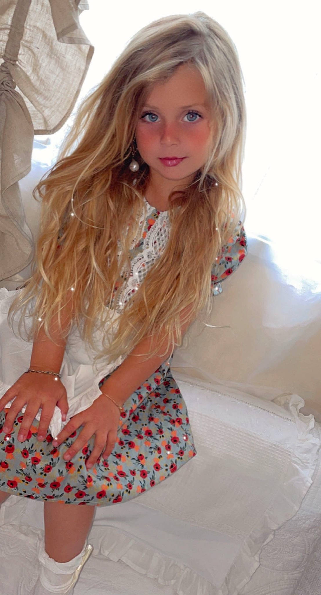 Dezile participe au concours pour gagner de l'argent avec cette photo : arm, day_dress, eyelash, fashion, fashion_design, fawn, hair, hairstyle, human_leg, joint, layered_hair, lip, long_hair, neck, person, pink, shoulder, skin, sleeve, thigh