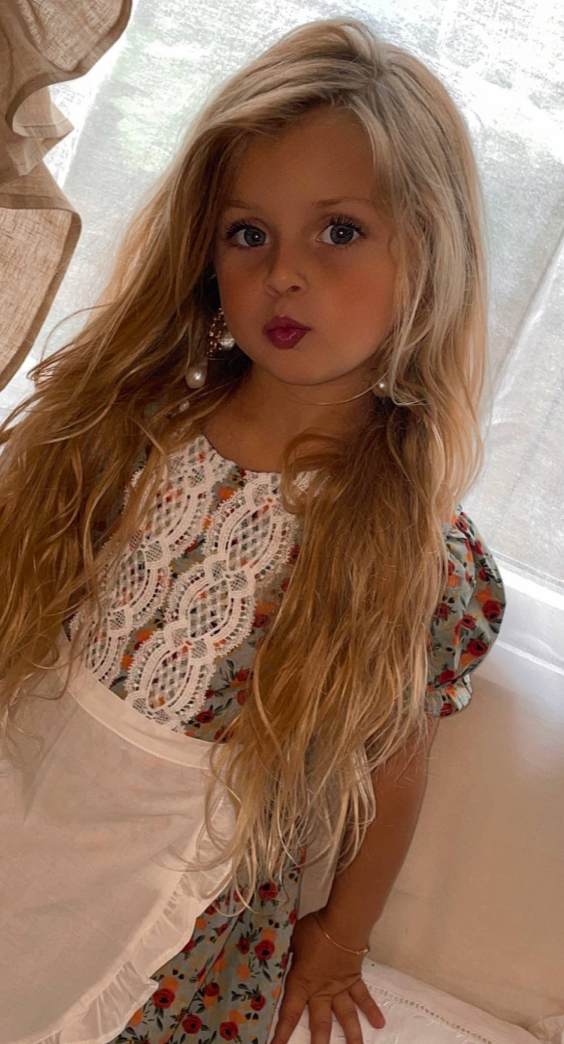 Dezile a rejoint le concours — aidez-le/la à gagner de superbes lots ! chin, eye, eyebrow, eyelash, face, fashion_design, fawn, head, human_body, iris, joint, layered_hair, lip, long_hair, person, shoulder, skin, sleeve, step_cutting, thigh