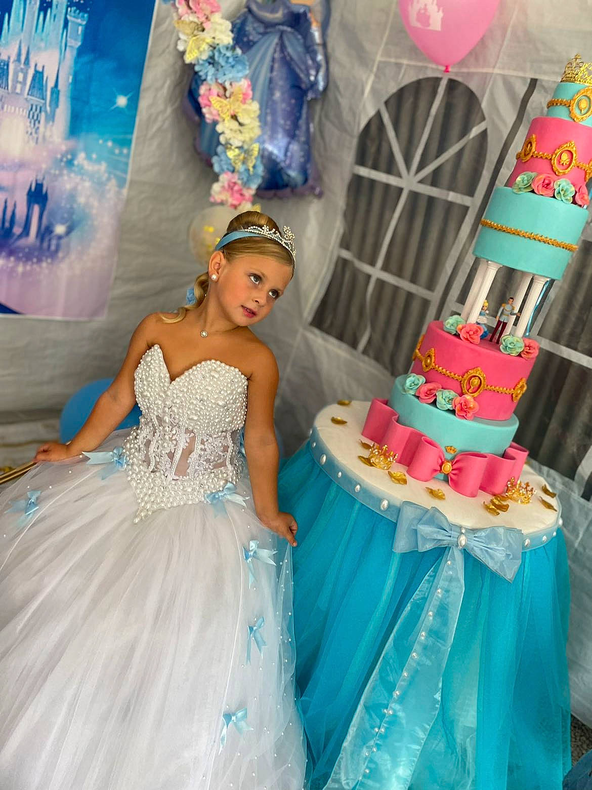 Dezile a rejoint le concours — aidez-le/la à gagner de superbes lots ! barbie, bridal_clothing, bridal_party_dress, cake, cake_decorating, cake_decorating_supply, dress, event, fashion_design, formal_wear, gown, happy, headwear, icing, person, pink, sugar_cake, sugar_paste, textile, toy