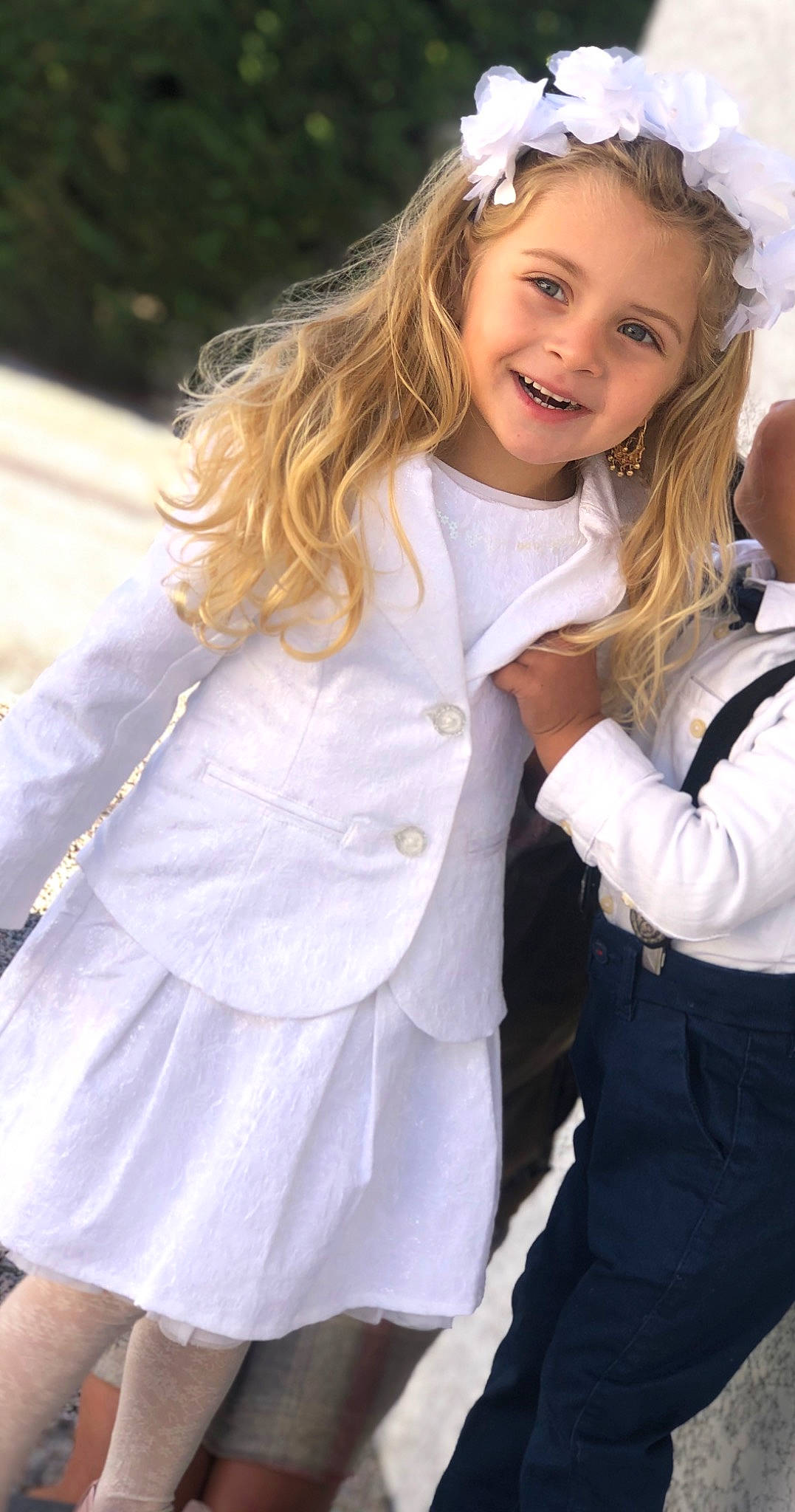 Dezil a rejoint le concours — aidez-le/la à gagner de superbes lots ! blond, brown_hair, child, child_model, clothing, costume, hair, hairstyle, joy, long_hair, outerwear, person, smile, toddler, uniform, white