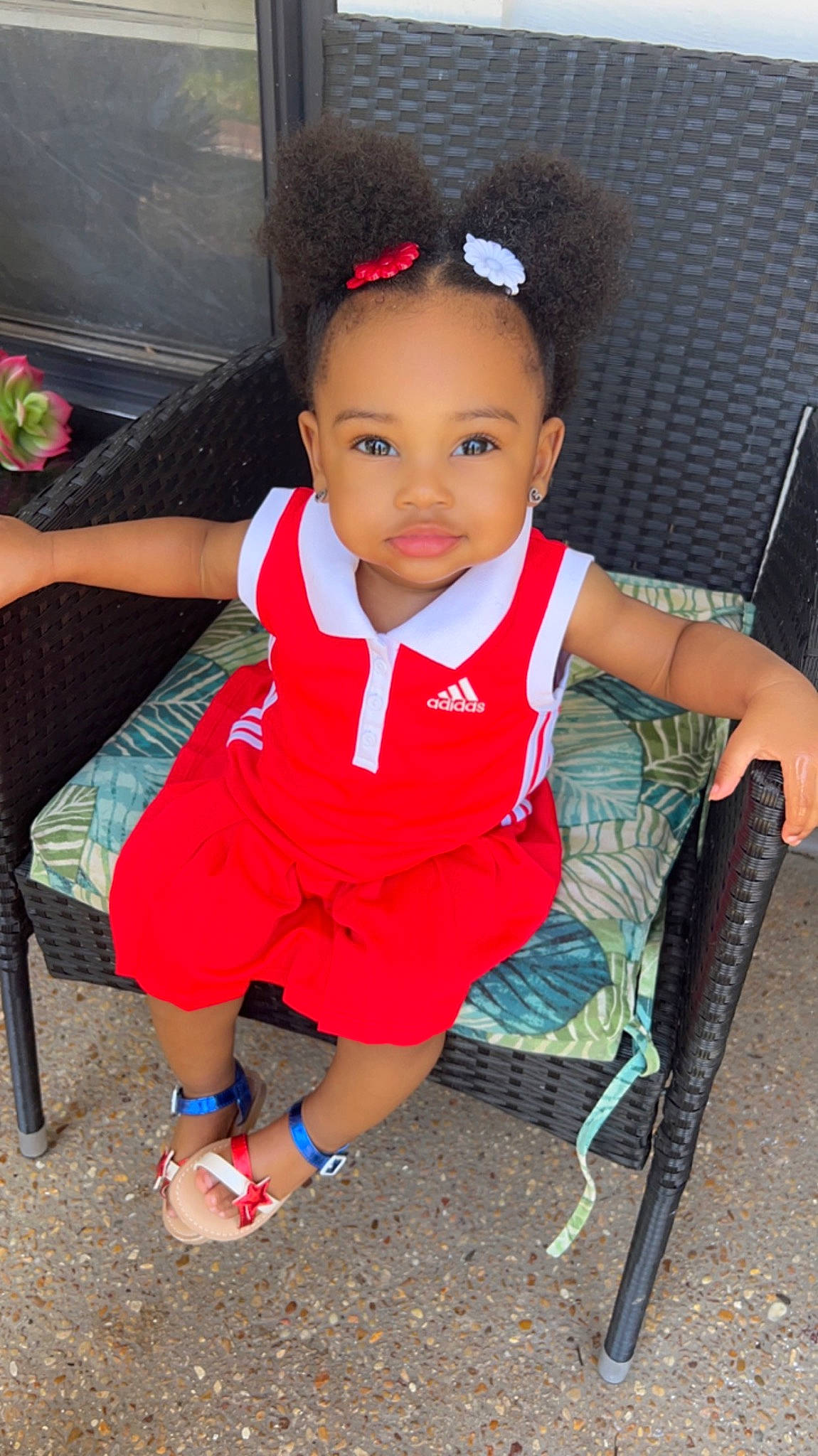 Aveah is registered to the contest to win money with this photo: baby, baby_toddler_clothing, chair, child, electric_blue, event, fashion_accessory, fun, happy, human_leg, leisure, magenta, person, pink, sandal, sitting, skin, smile, standing, toddler
