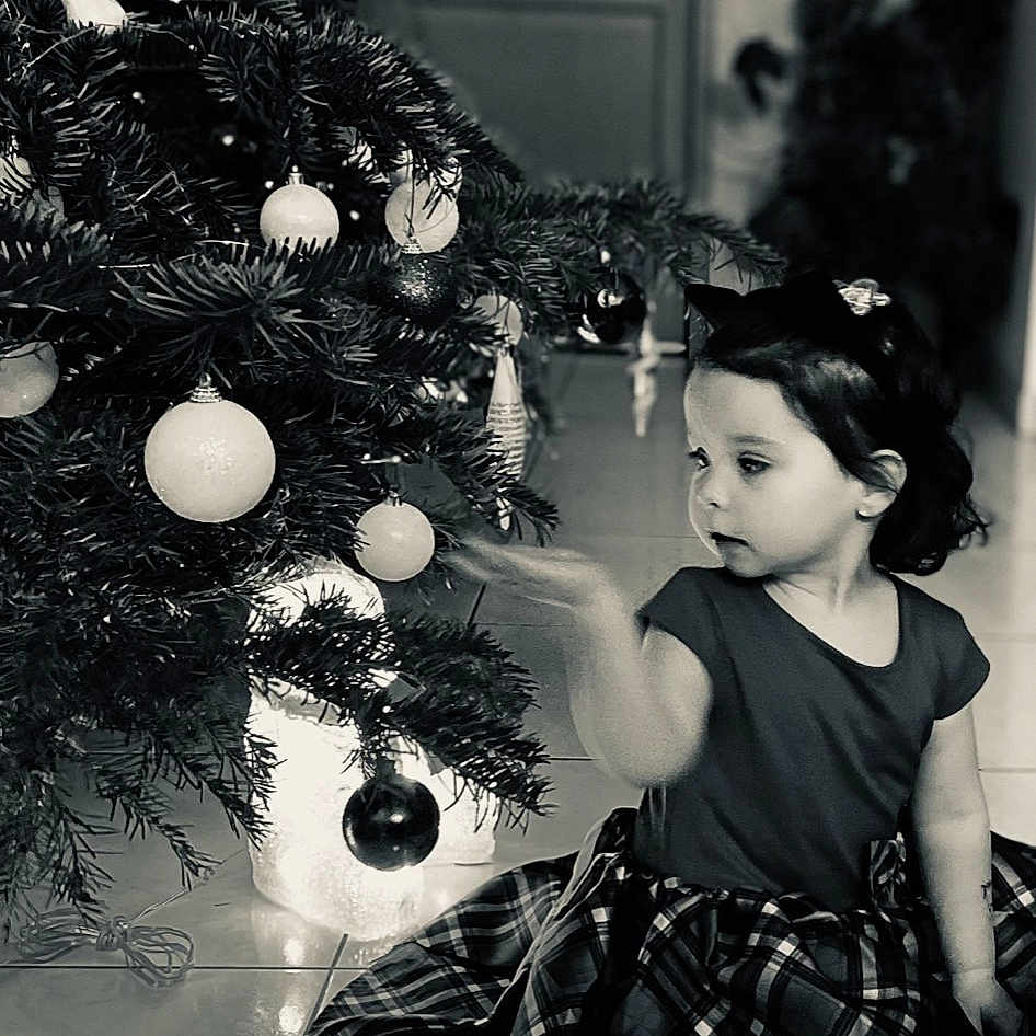 Elisa participe au concours pour gagner de l'argent avec cette photo : black, black_and_white, christmas_decoration, christmas_ornament, christmas_tree, dress, evergreen, flash_photography, hairstyle, happy, holiday_ornament, monochrome, monochrome_photography, one_piece_garment, ornament, photograph, standing, style, tree, white