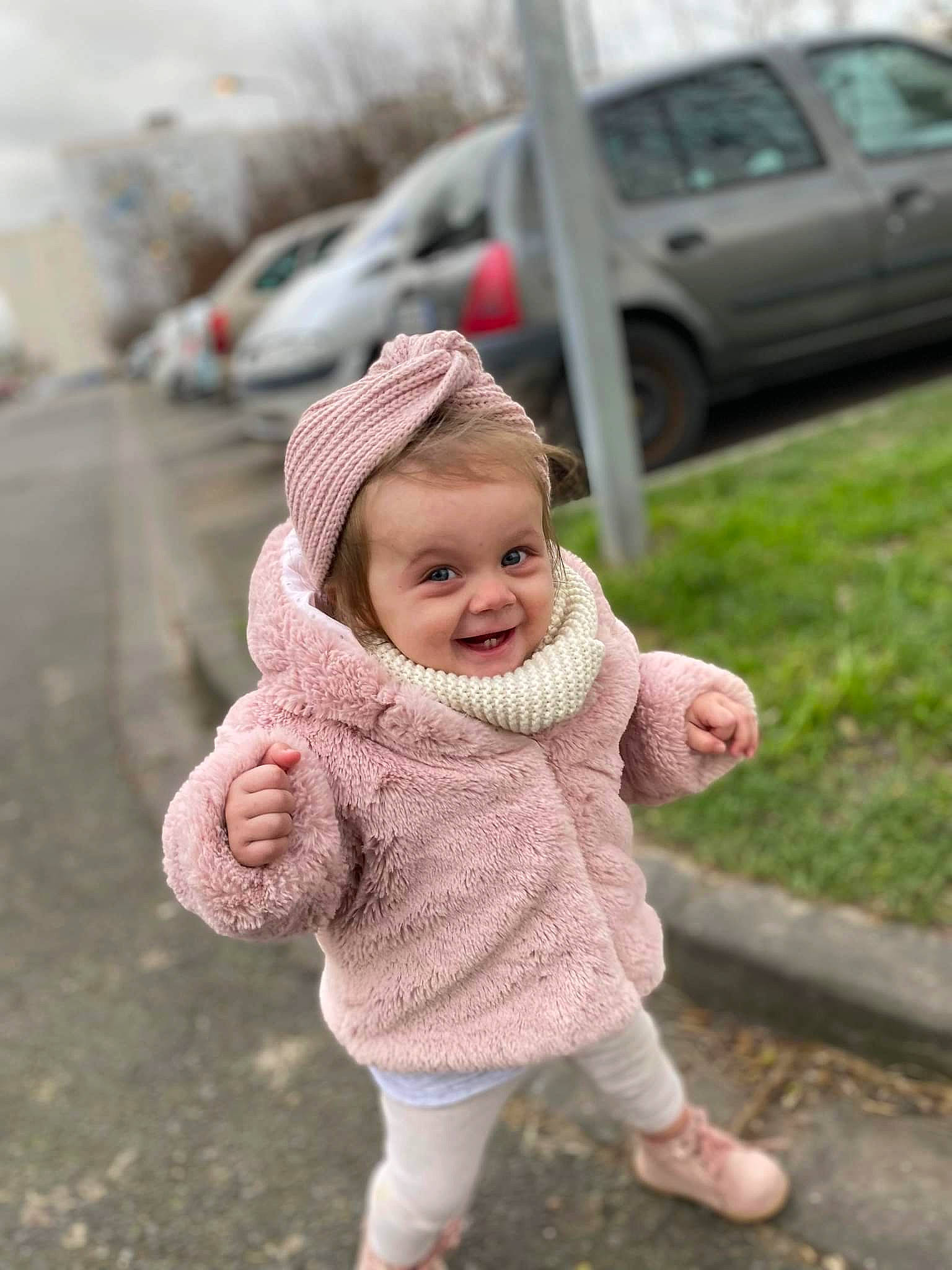 Elya a rejoint le concours — aidez-le/la à gagner de superbes lots ! automotive_tire, baby, baby_toddler_clothing, cap, car, dress, eye, face, gesture, grass, hand, happy, head, joy, people_in_nature, person, plant, skin, sleeve, smile