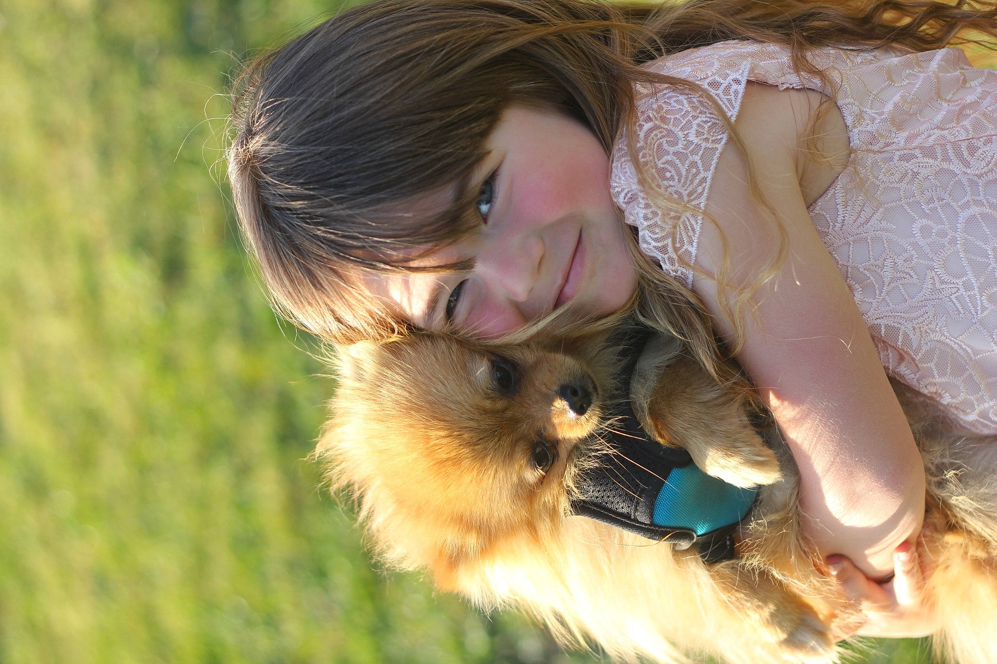 Ambre a rejoint le concours — aidez-le/la à gagner de superbes lots ! blond, brown_hair, canidae, carnivore, companion_dog, dog_breed, fawn, fur, human, joy, non_sporting_group, paw, person, portrait_photography, puppy, puppy_love, skin, sporting_group, working_animal