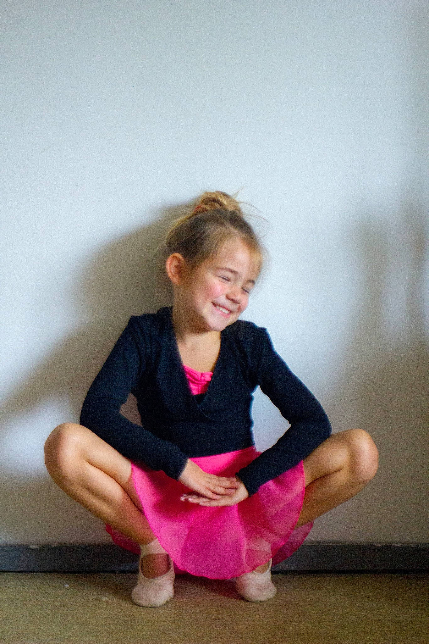 Ambre participe au concours pour gagner de l'argent avec cette photo : active_pants, ankle, baby_toddler_clothing, barefoot, blond, elbow, exercise, finger, flash_photography, foot, human_leg, joint, joy, knee, person, physical_fitness, pink, shoe, shoulder, sitting