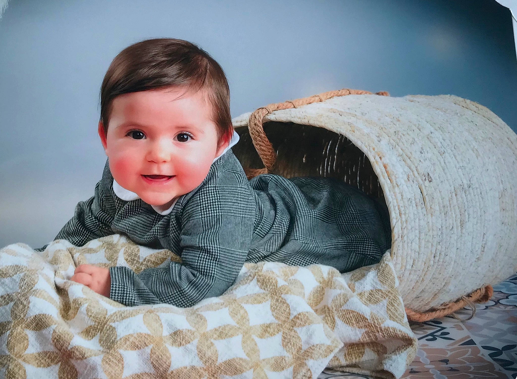 Agathe a rejoint le concours — aidez-le/la à gagner de superbes lots ! baby, baby_products, blanket, cheek, child, comfort, person, photography, play, portrait_photography, sitting, skin, textile, toddler, wool