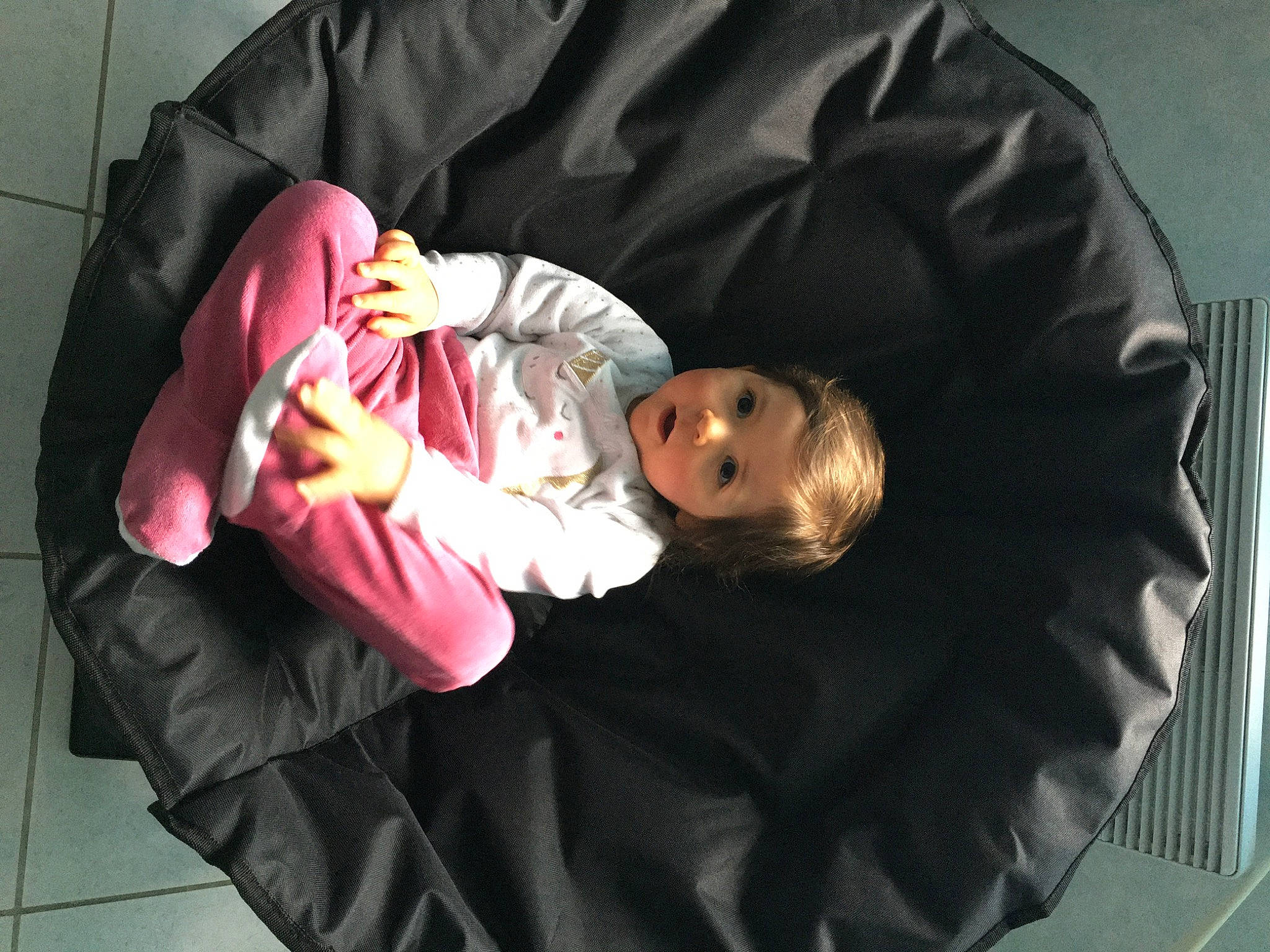 Agathe a rejoint le concours — aidez-le/la à gagner de superbes lots ! arm, baby, baby_carriage, baby_products, baby_toddler_clothing, bedtime, cheek, child, comfort, flash_photography, linens, mouth, nap, outerwear, person, room, sitting, skin, sleeve, textile