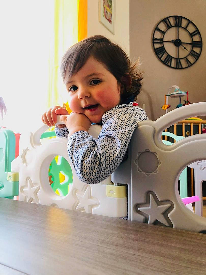 Agathe participe au concours pour gagner de l'argent avec cette photo : baby, baby_playing_with_toys, baby_toddler_clothing, baby_toys, child, curtain, design, desk, flooring, fun, happy, organ, person, play, product, room, sitting, table, toddler, toy