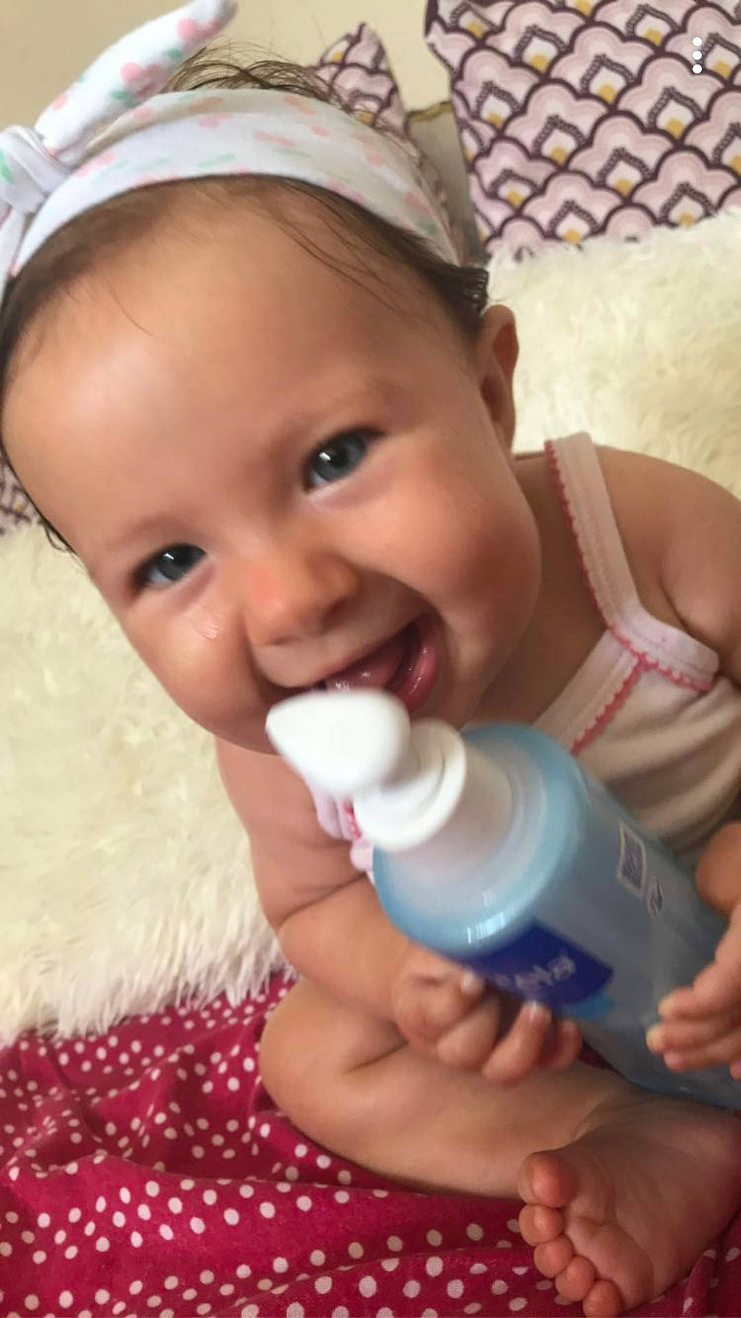 Anaya participe au concours pour gagner de l'argent avec cette photo : baby, baby_bottle, baby_products, bottle, cheek, child, dairy, drinking, drinkware, infant_formula, joy, mouth, nose, person, product, skin, smile, tableware, toddler, water