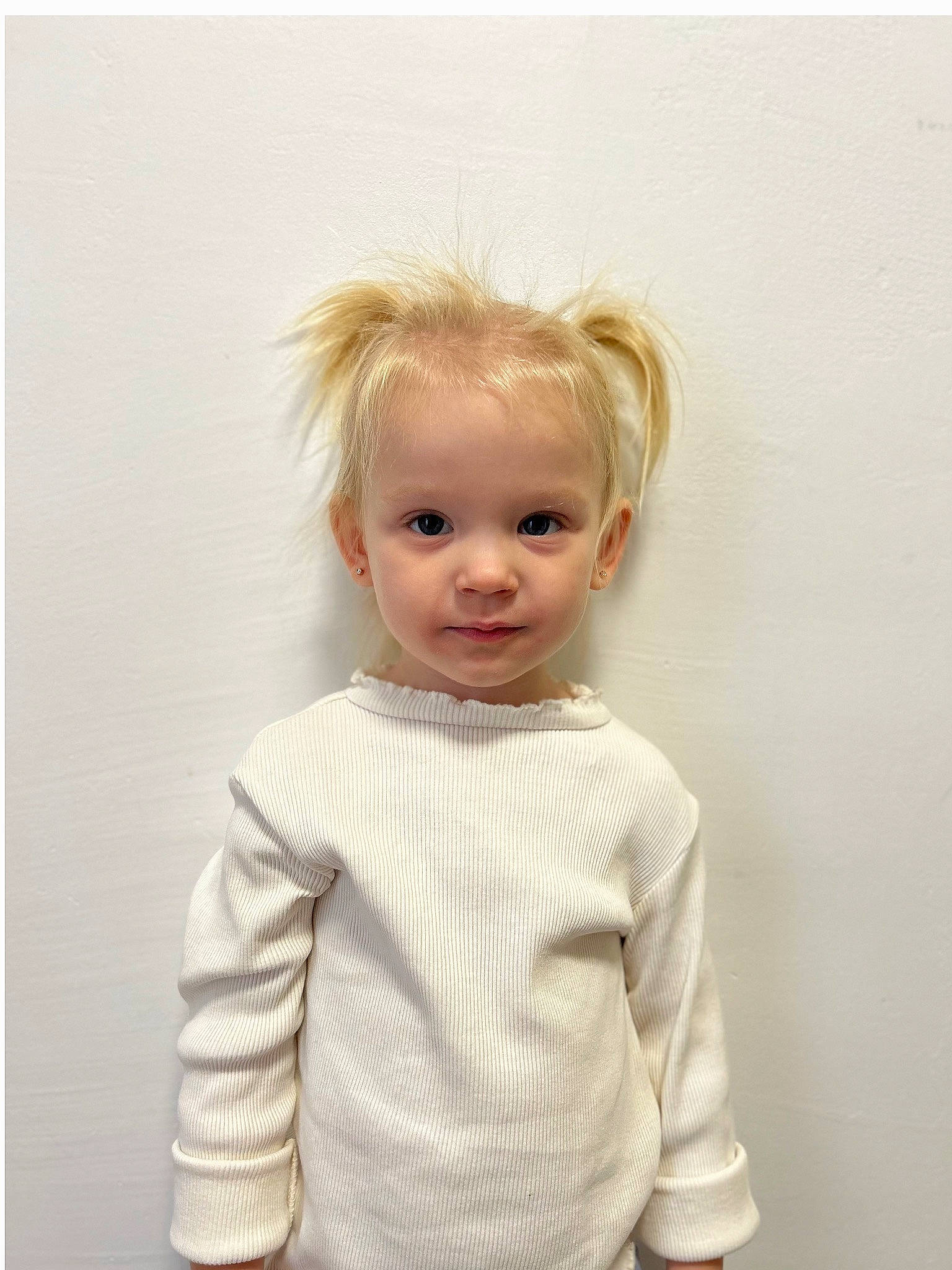 Adela participe au concours pour gagner de l'argent avec cette photo : baby_toddler_clothing, blond, cheek, child, collar, day_dress, dress_shirt, eyelash, fashion_accessory, fashion_design, gesture, pattern, person, portrait_photography, sleeve, t_shirt, toddler, top, vintage_clothing, wig