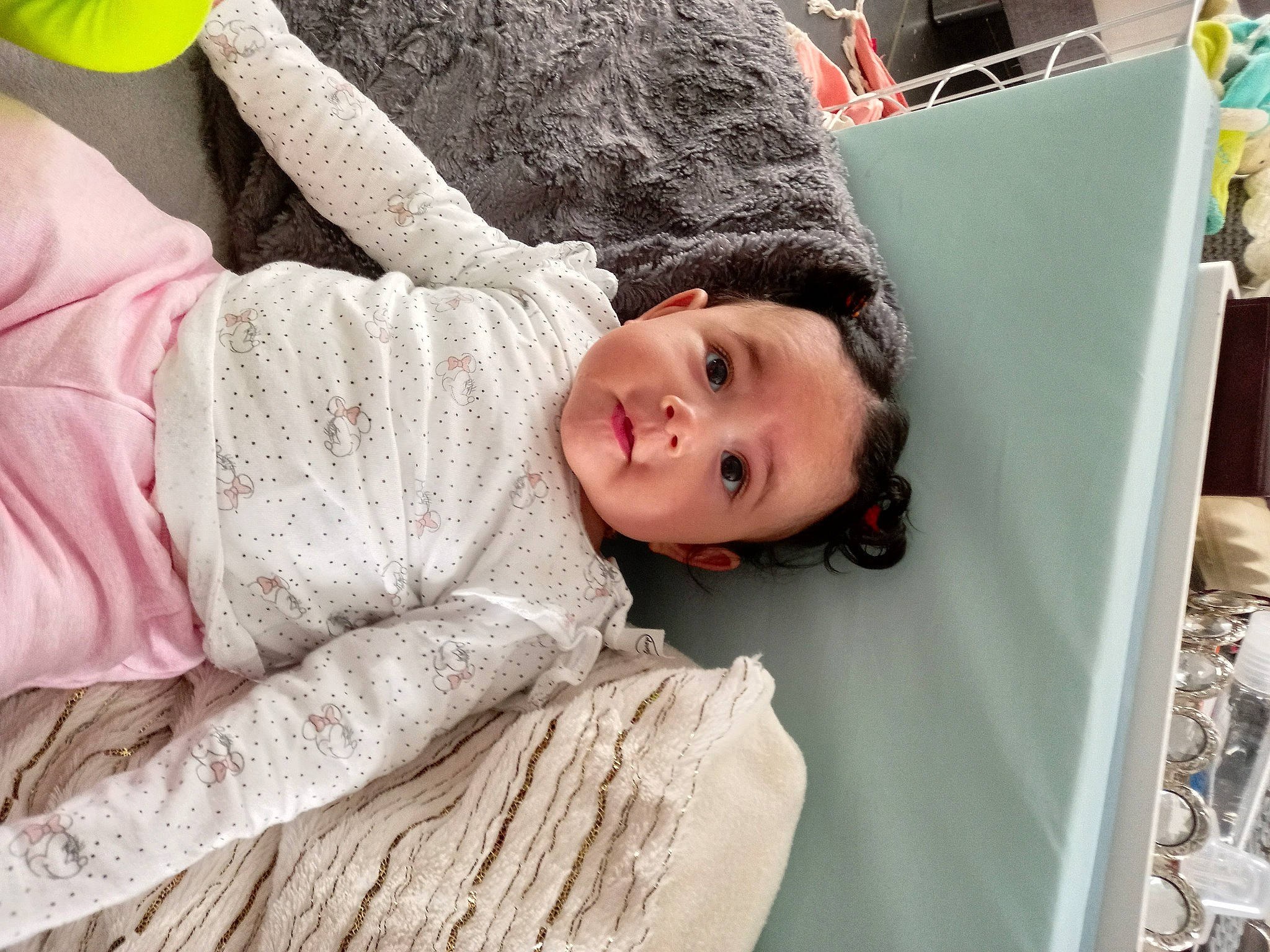 Kalissi a rejoint le concours — aidez-le/la à gagner de superbes lots ! baby, chair, child, comfort, flooring, fur, grass, hairstyle, happy, leisure, linens, mammal, nap, pattern, person, sitting, skin, toddler, tree, wood