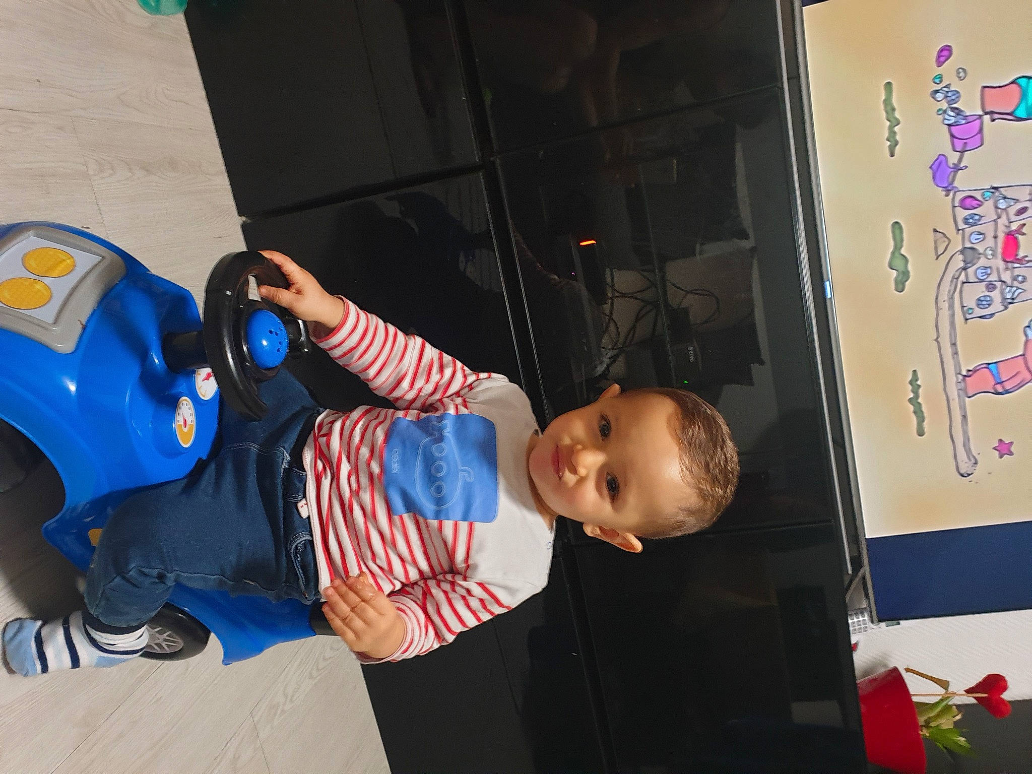 Massil participe au concours pour gagner de l'argent avec cette photo : baby, baby_products, baby_toddler_clothing, child, electric_blue, fun, leisure, person, personal_protective_equipment, room, sitting, smile, t_shirt, toddler