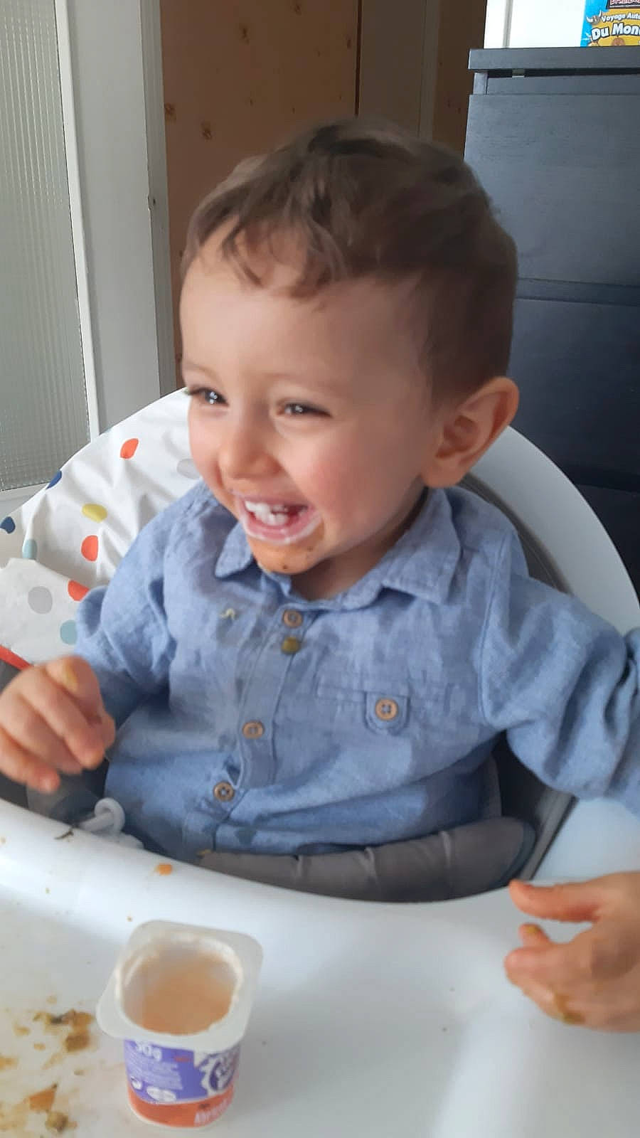 Massil a rejoint le concours — aidez-le/la à gagner de superbes lots ! arm, baby, baby_food, baby_toddler_clothing, chair, cheek, child, drinkware, fun, happy, head, joy, mouth, nose, person, shirt, sitting, skin, sleeve, smile