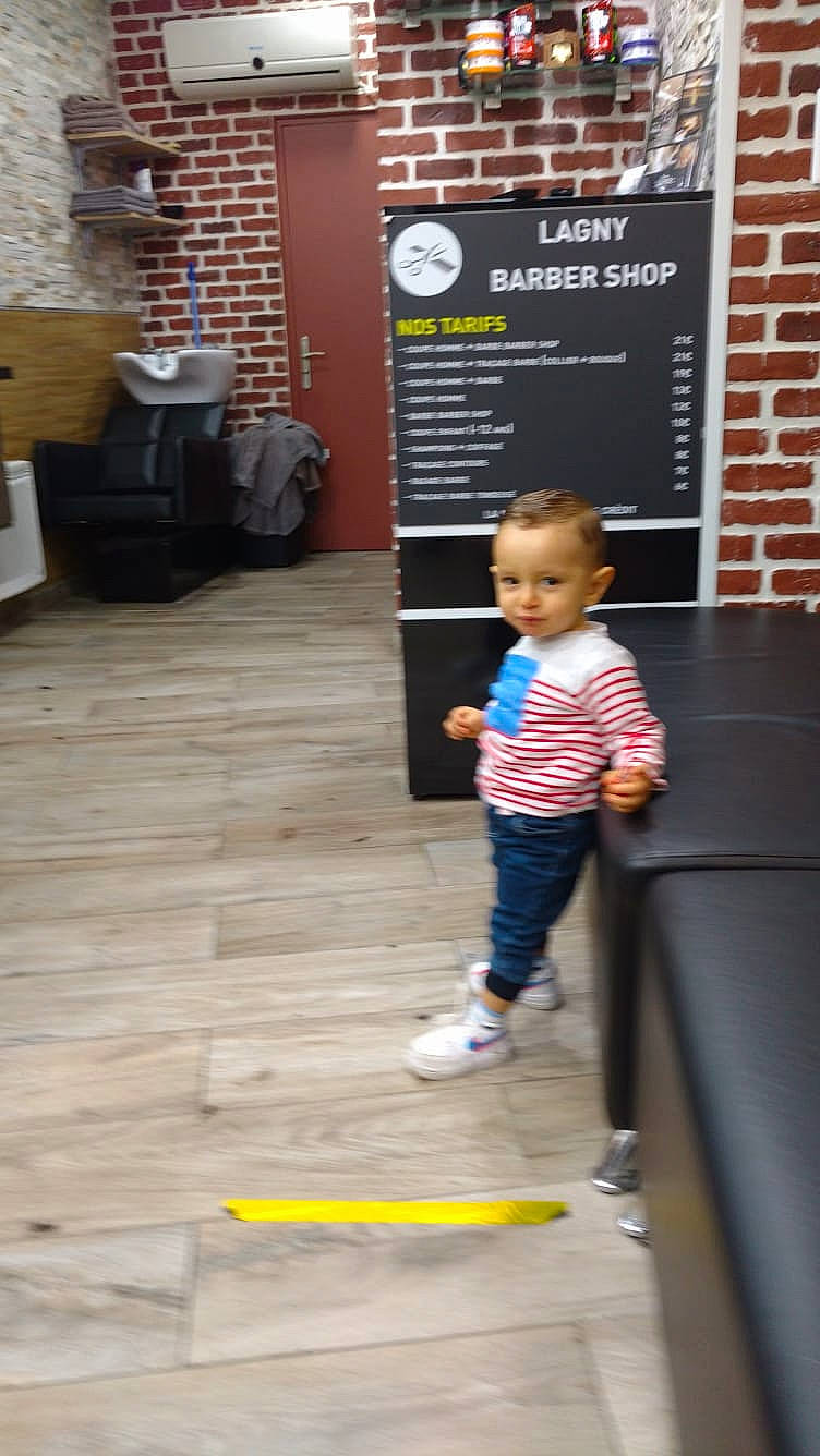 Massil participe au concours pour gagner de l'argent avec cette photo : child, floor, flooring, fun, hardwood, home_appliance, kitchen_appliance, laminate_flooring, luggage_and_bags, person, play, room, shorts, sidewalk, standing, t_shirt, toddler, wood, wood_flooring, wood_stain