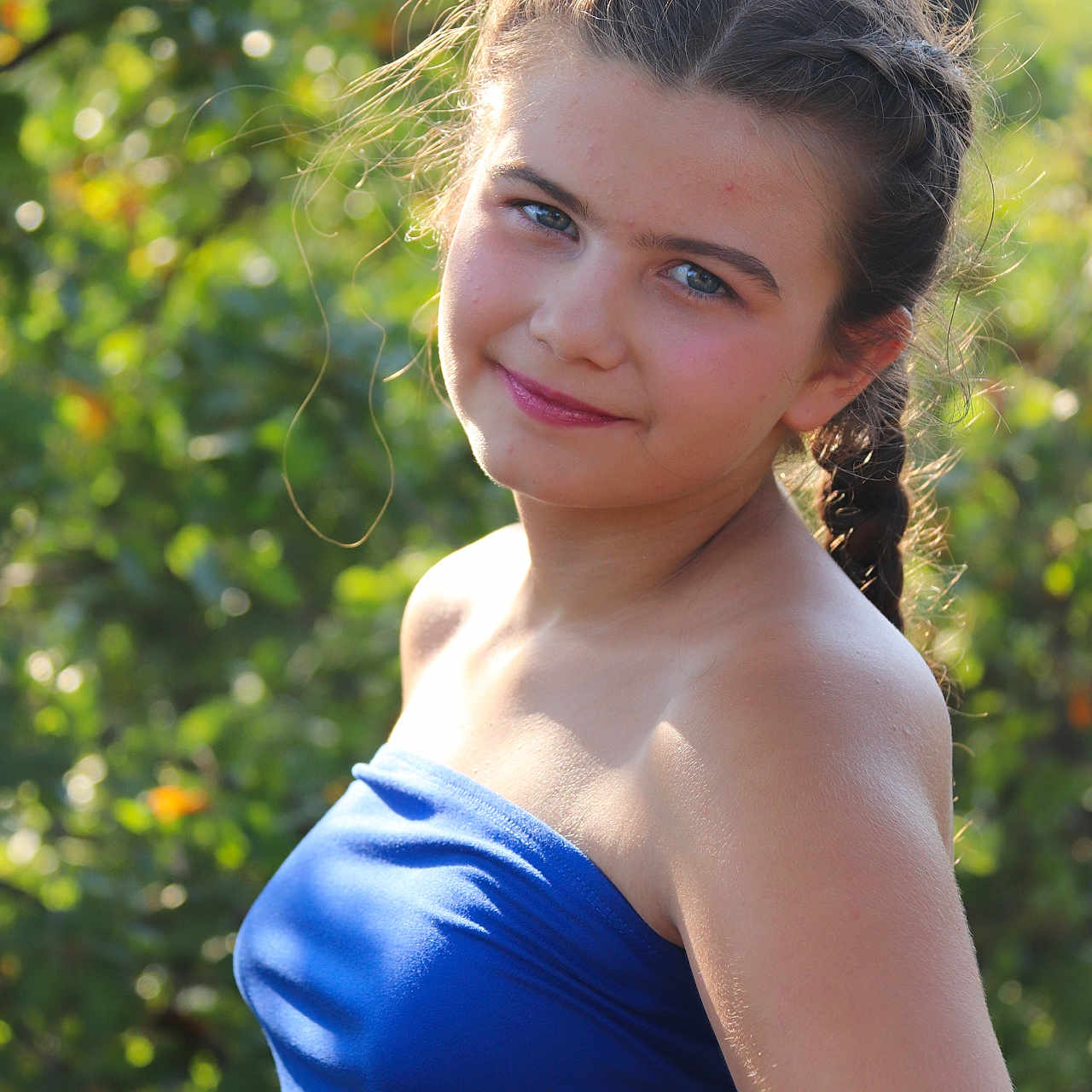 Maëlyss participe au concours pour gagner de l'argent avec cette photo : adult, bodypart, clothing, dress, eveningdress, face, fashion, female, finger, formalwear, gown, hair, hand, happy, head, person, photography, portrait, smile, woman