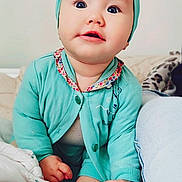 Kyarah participe au concours pour gagner de l'argent avec cette photo : baby, infant, child, headband, bow, mint_green_clothing, sock, hand, blanket, bed, indoors, cute, portrait, person, young_child, smiling, sitting, soft_light, closeup, happy