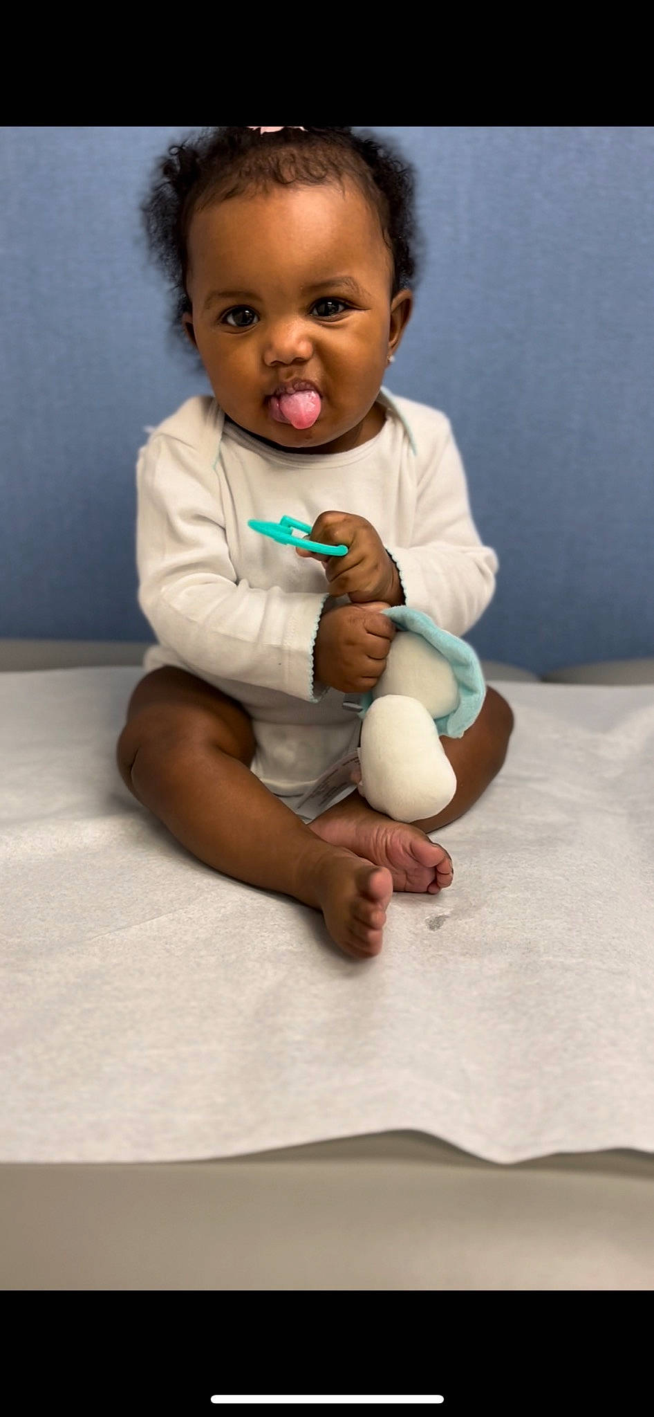 Jaliyah is registered to the contest to win money with this photo: arm, baby, baby_toddler_clothing, cheek, comfort, elbow, eye, face, finger, gesture, hand, happy, human_body, knee, leg, nose, person, skin, stomach, thumb