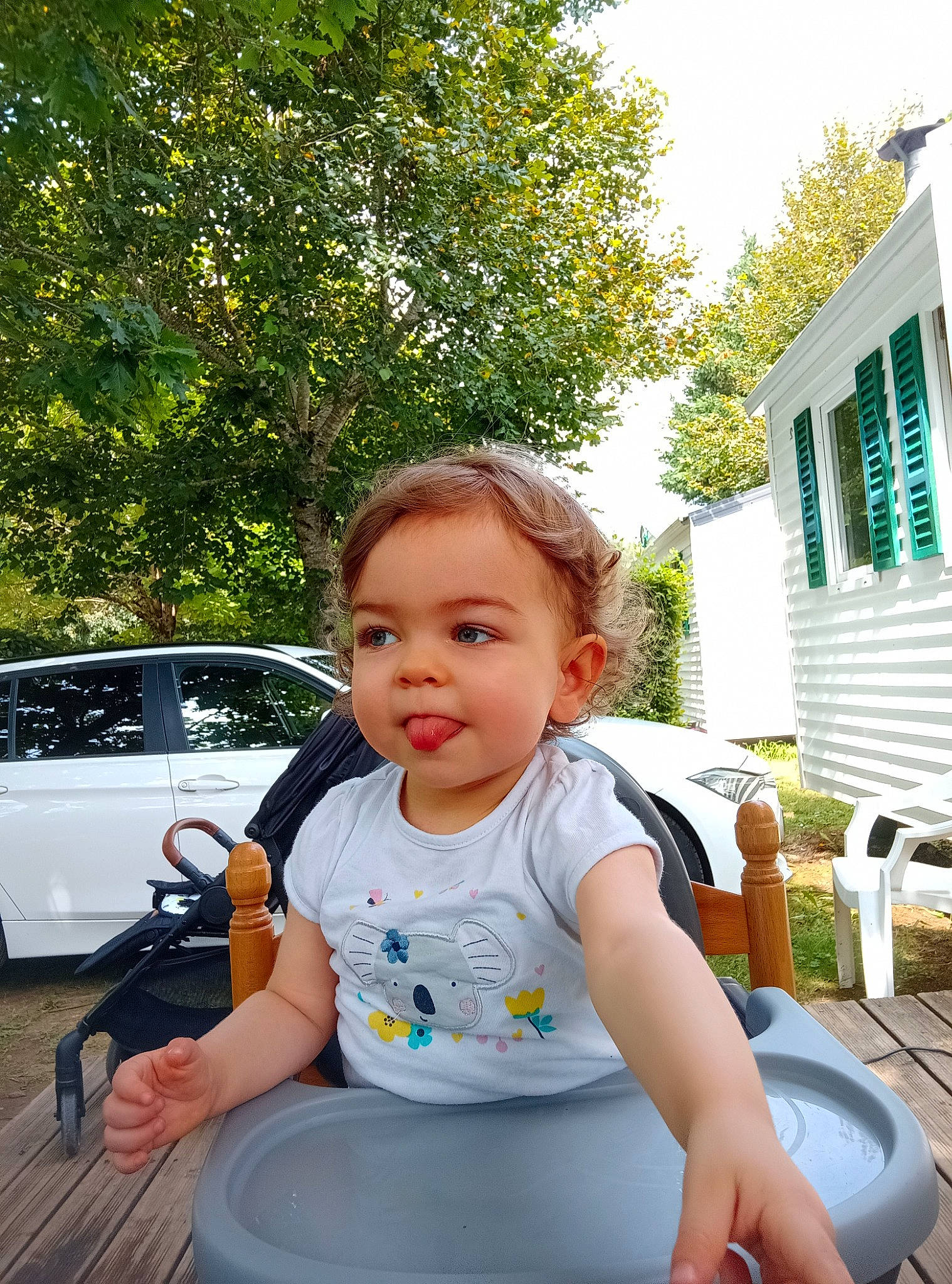 Candice a rejoint le concours — aidez-le/la à gagner de superbes lots ! automotive_exterior, automotive_lighting, baby, baby_toddler_clothing, car, chair, fun, grass, happy, leisure, person, plant, recreation, sky, t_shirt, tire, toddler, tree, vehicle_door, wheel
