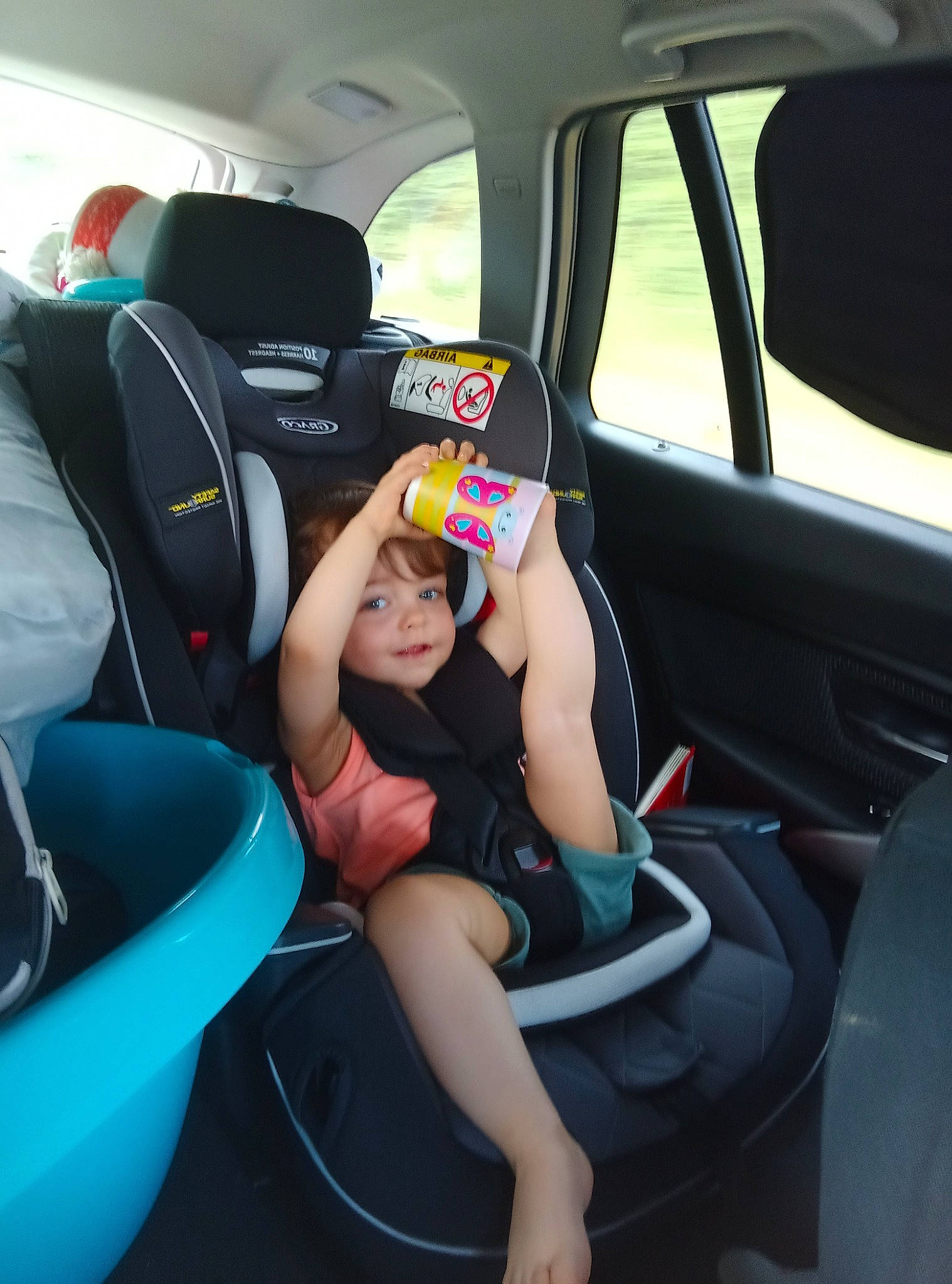 Candice a rejoint le concours — aidez-le/la à gagner de superbes lots ! auto_part, automotive_design, automotive_exterior, car, car_seat, car_seat_cover, child, family_car, head_restraint, headwear, motor_vehicle, passenger, person, personal_luxury_car, seat_belt, shorts, steering_part, steering_wheel, toddler, vehicle