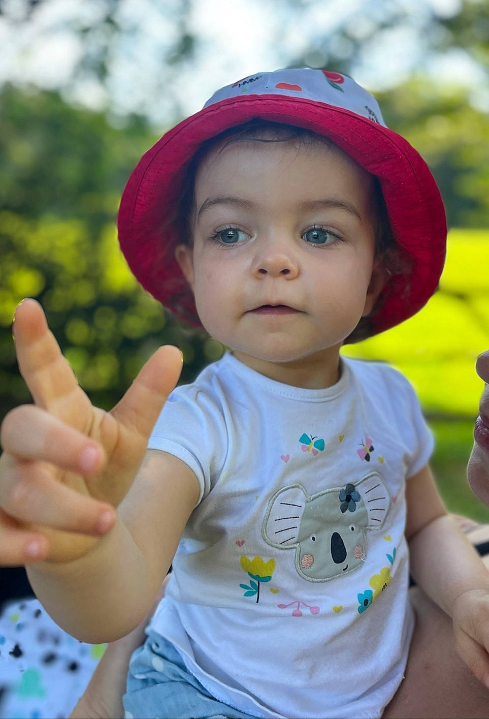Candice participe au concours pour gagner de l'argent avec cette photo : baby_toddler_clothing, cap, cheek, chin, eye, finger, gesture, hairstyle, hand, happy, hat, headwear, human, lip, nose, person, photograph, pink, skin, sleeve