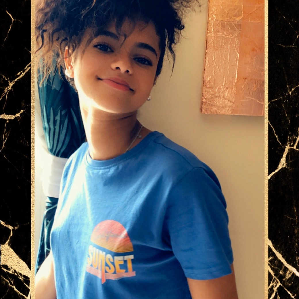 Illyana participe au concours pour gagner de l'argent avec cette photo : arm, black_hair, blue, child, child_model, cool, electric_blue, hair, hairstyle, male, neck, person, portrait, shoulder, smile, space, t_shirt