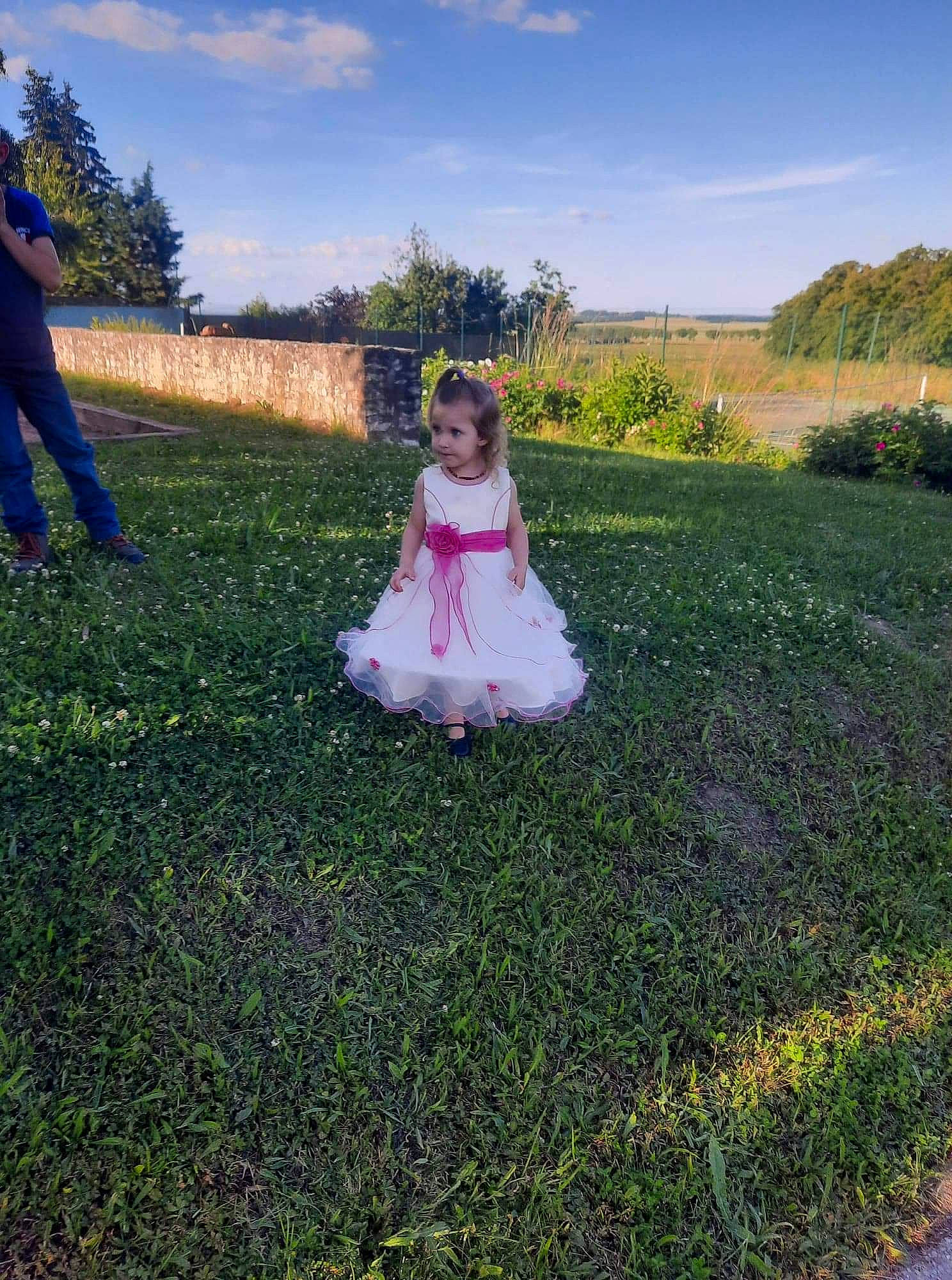 Cloé participe au concours pour gagner de l'argent avec cette photo : blue, bridal_clothing, cloud, dress, gown, grass, grass_family, grassland, happy, landscape, leaf, meadow, natural_landscape, people_in_nature, person, plain, plant, rural_area, sky, toddler