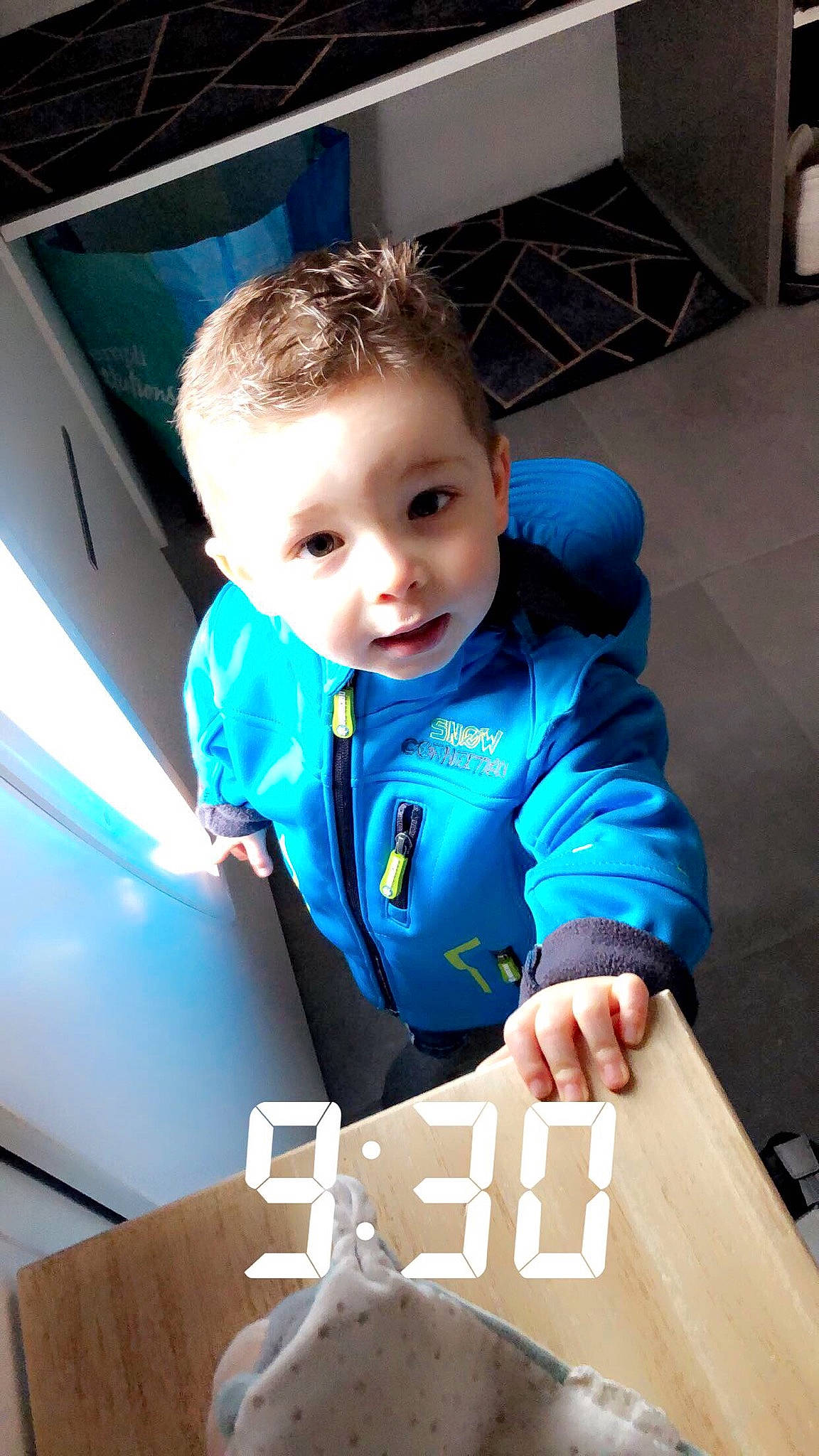 Enzo participe au concours pour gagner de l'argent avec cette photo : baby, baby_toddler_clothing, box, child, electric_blue, eye, face, flash_photography, flooring, fun, person, play, sitting, sleeve, t_shirt, toddler, vacation
