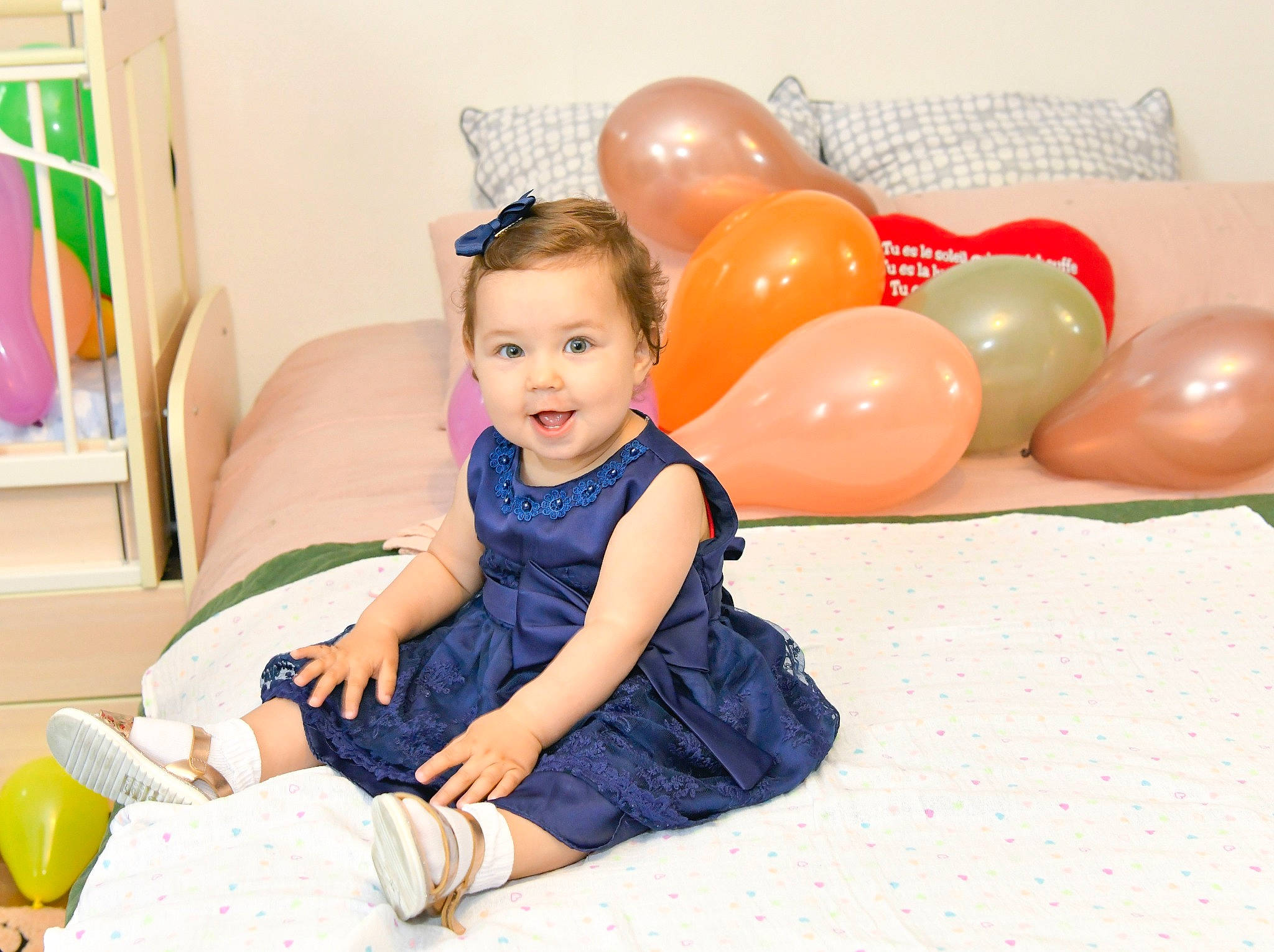 Ioana participe au concours pour gagner de l'argent avec cette photo : baby, baby_toddler_clothing, balloon, child, comfort, event, facial_expression, finger, flooring, fun, hairstyle, happy, head, leisure, party_supply, person, purple, skin, smile, sock