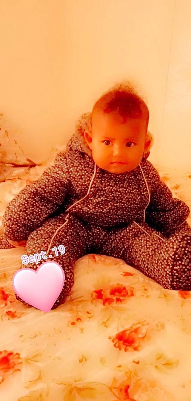 Kadija a rejoint le concours — aidez-le/la à gagner de superbes lots ! abdomen, baby, baby_toddler_clothing, child, comfort, floor, flooring, hand, human_body, human_leg, joint, knee, leg, neck, person, skin, sleeve, stomach, thigh, toddler