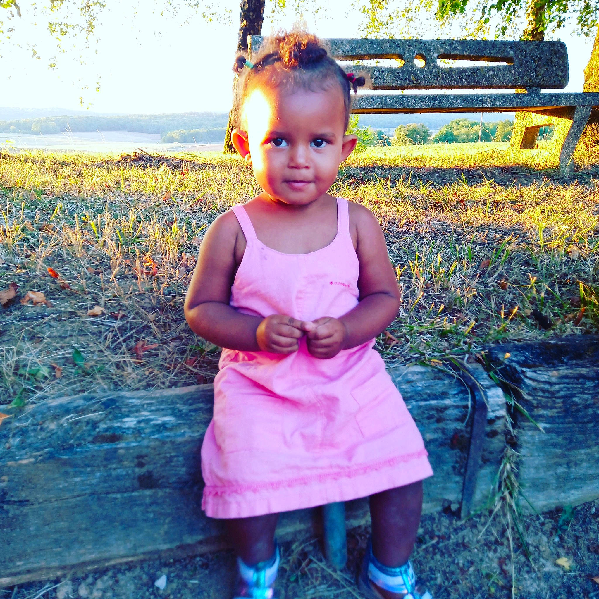 Kadija a rejoint le concours — aidez-le/la à gagner de superbes lots ! baby_toddler_clothing, child, face, flower, fun, grass, green, happy, head, iris, leisure, magenta, people_in_nature, person, photograph, pink, plant, purple, smile, toddler