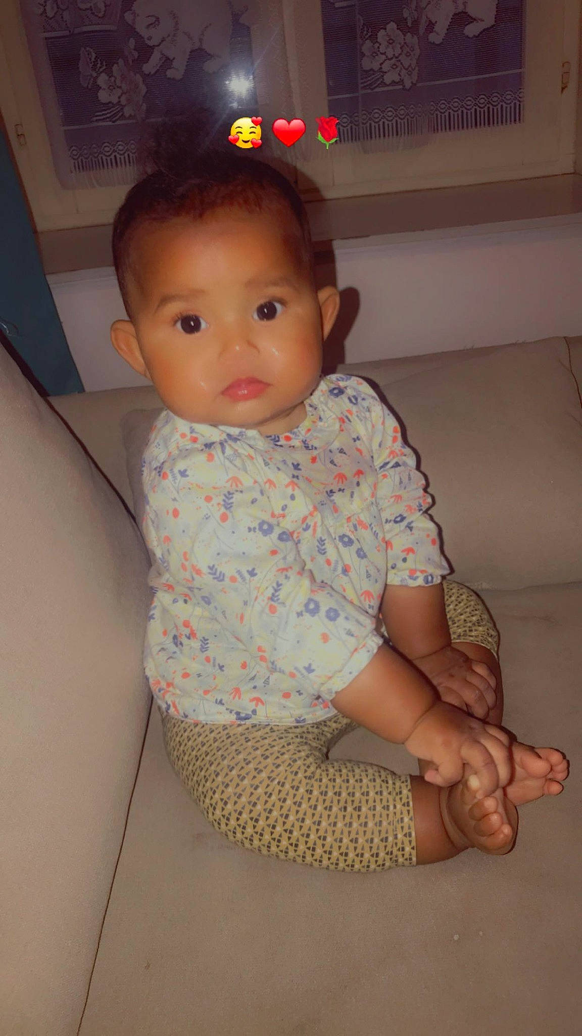 Kadija participe au concours pour gagner de l'argent avec cette photo : abdomen, baby, baby_toddler_clothing, cheek, comfort, elbow, flooring, foot, hairstyle, head, human_body, human_leg, knee, person, shoulder, skin, sleeve, sock, thigh, toddler