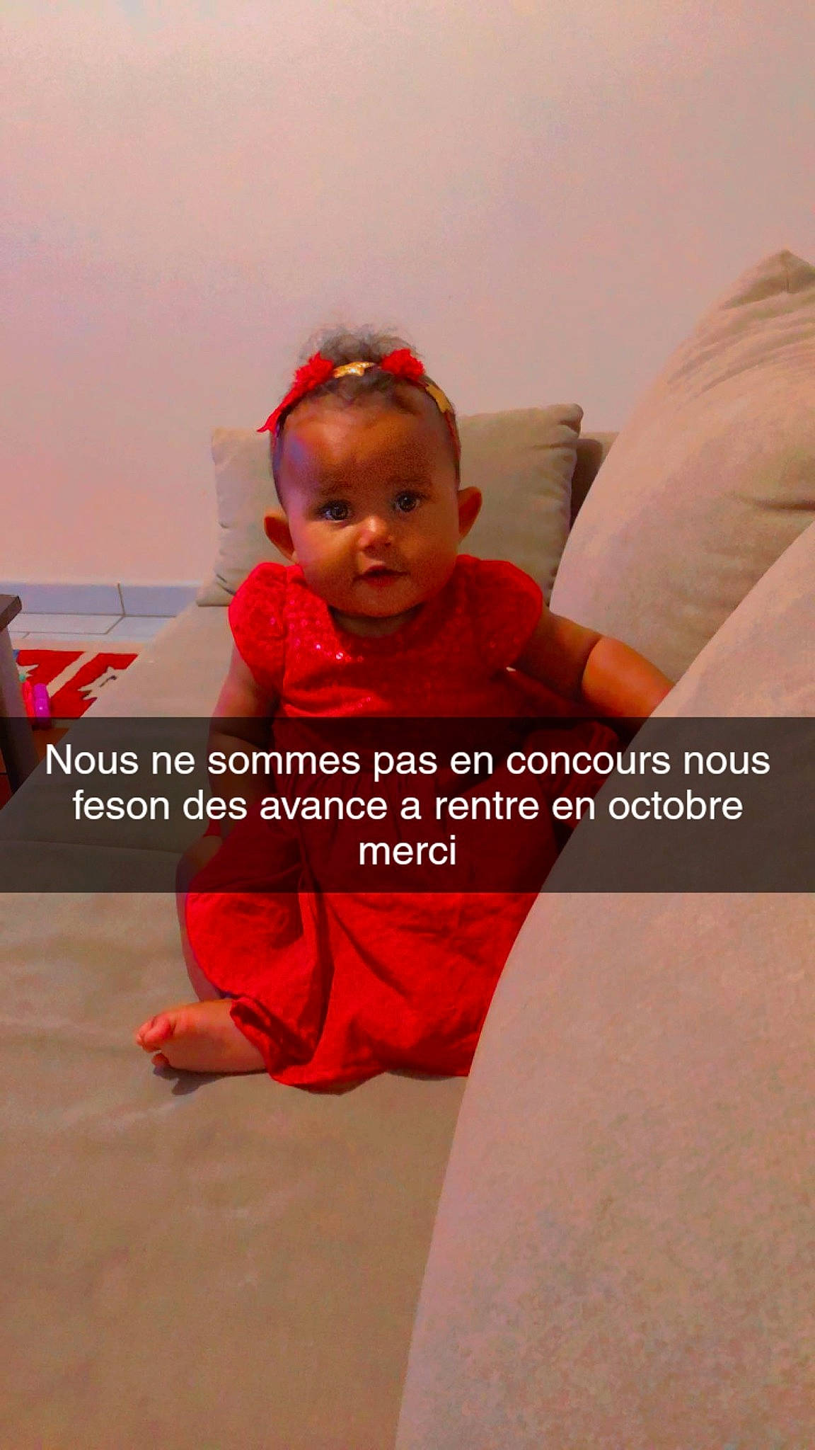 Kadija a rejoint le concours — aidez-le/la à gagner de superbes lots ! baby, baby_toddler_clothing, carmine, child, comfort, event, facial_expression, flooring, font, fun, happy, magenta, person, product, room, shoulder, sitting, skin, sleeve, t_shirt