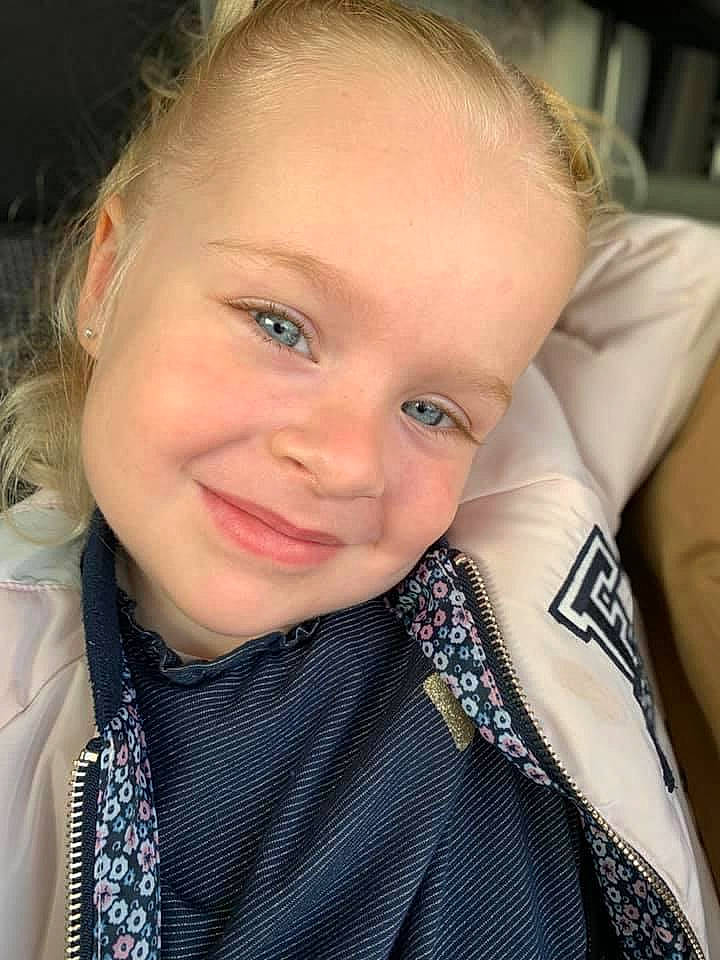 Myla a rejoint le concours — aidez-le/la à gagner de superbes lots ! cheek, chin, cool, ear, eye, eyebrow, eyelash, face, forehead, fun, hairstyle, happy, iris, joy, lip, neck, nose, person, skin, sleeve