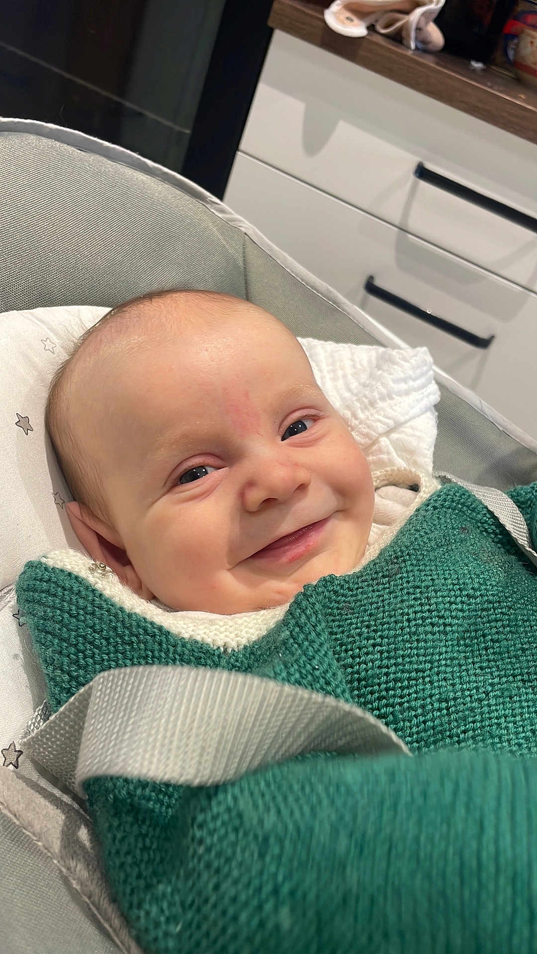 Charles a rejoint le concours — aidez-le/la à gagner de superbes lots ! baby, smile, green_knit, infant, face, cushion, baby_seat, blanket, white_pillow, happy, indoors, person, child, cozy, knitwear, head, expression, closeup, comfort, young